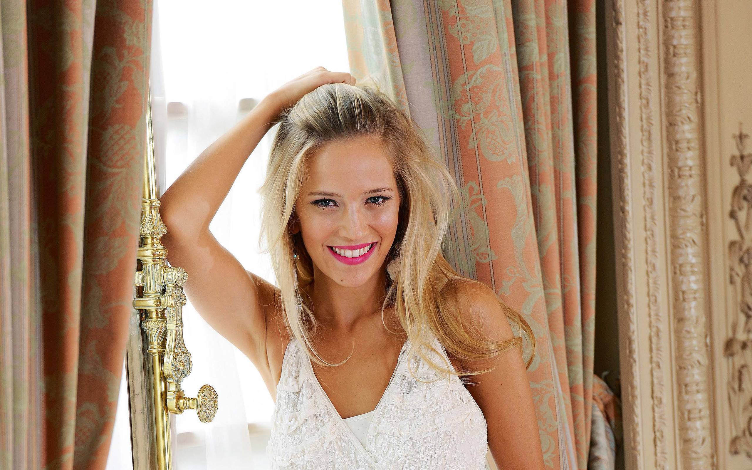 Celebrity Luisana Lopilato HD Wallpaper
