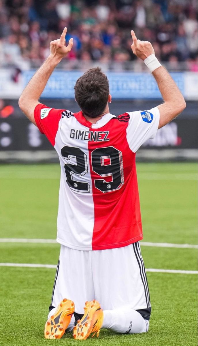 Santiago Gimenez. Soccer players