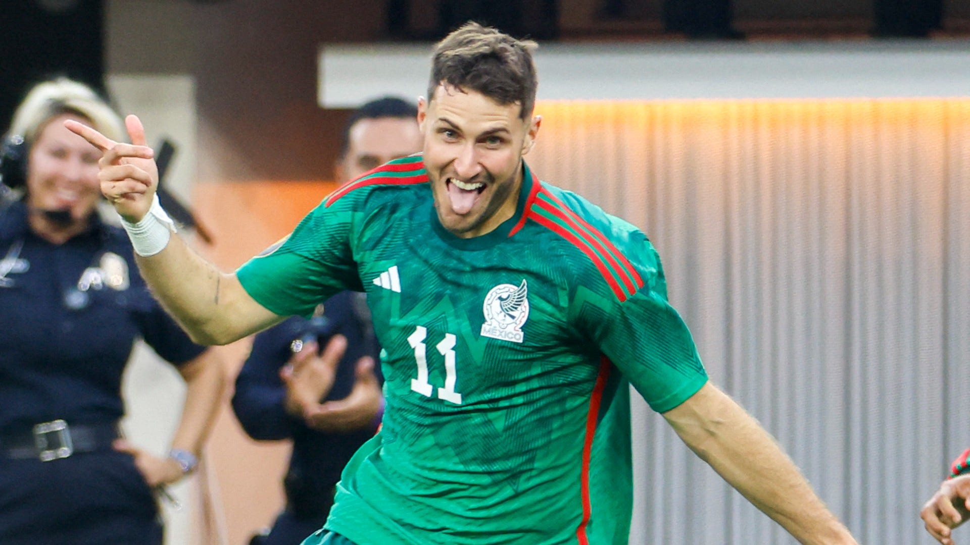 Santiago Gimenez becomes a Mexico