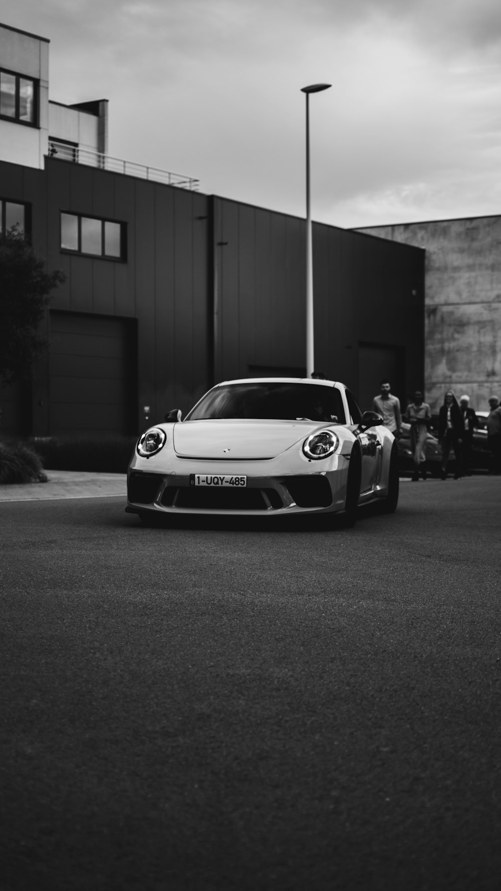 Grayscale photo of white porsche 911