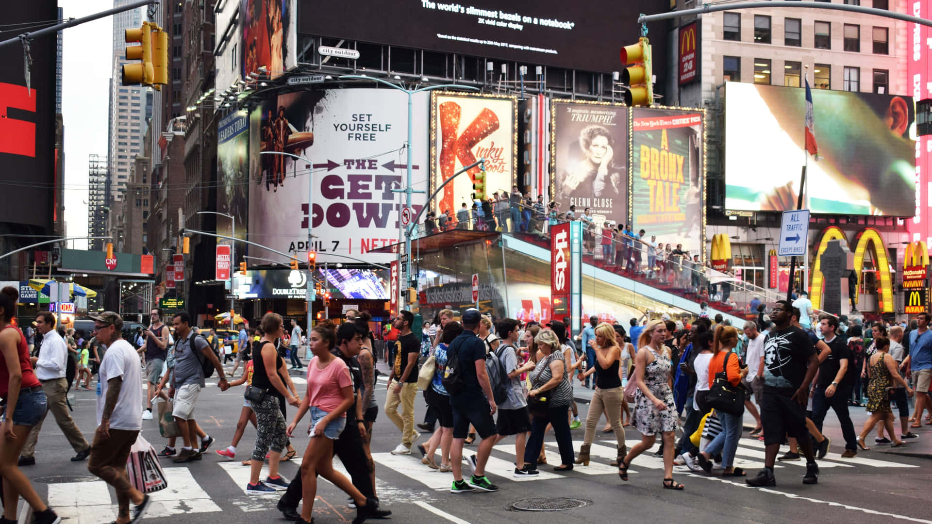 Busy Street In Times Square Wallpaper