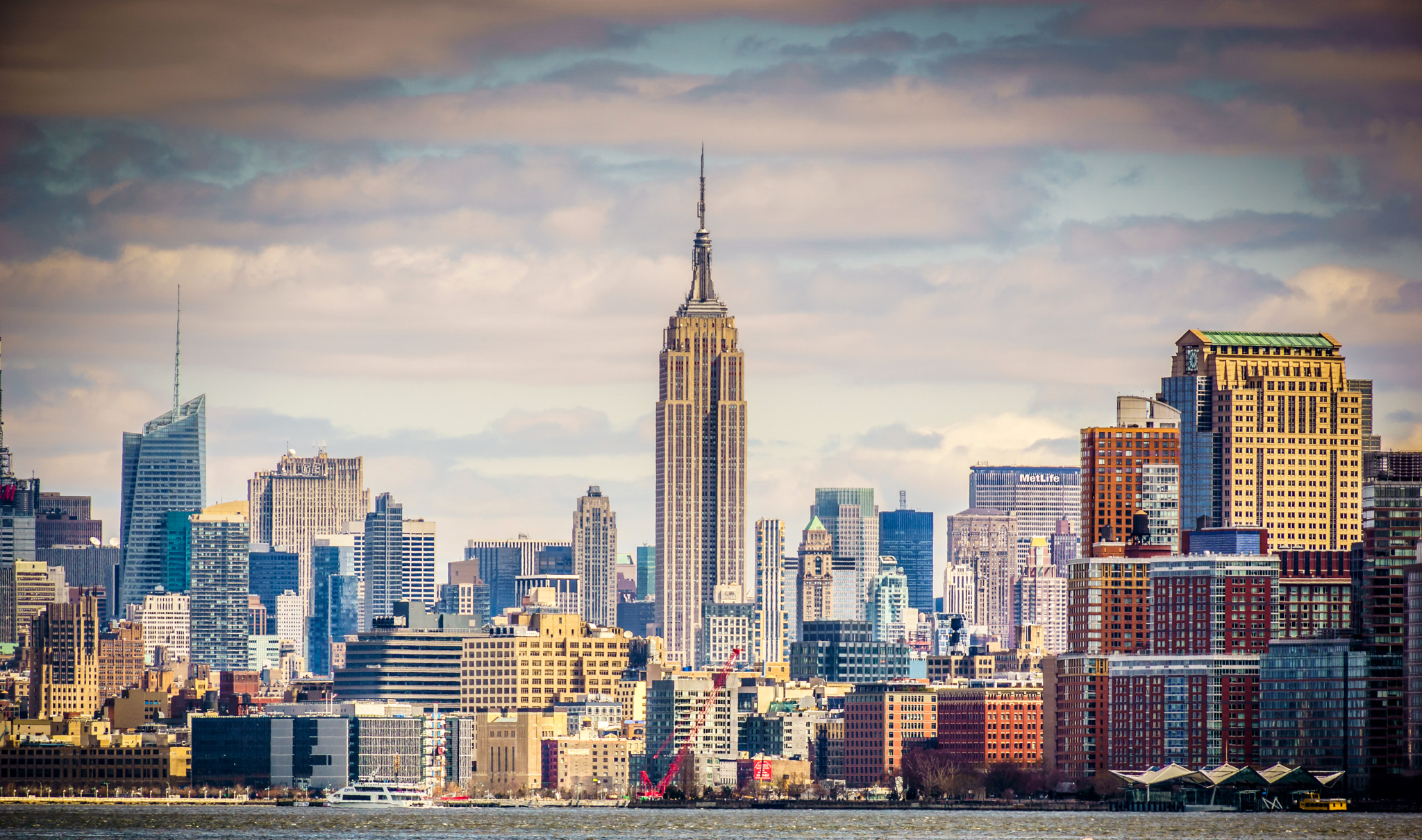 Empire State Building HD Wallpaper: Iconic New York City Skyline