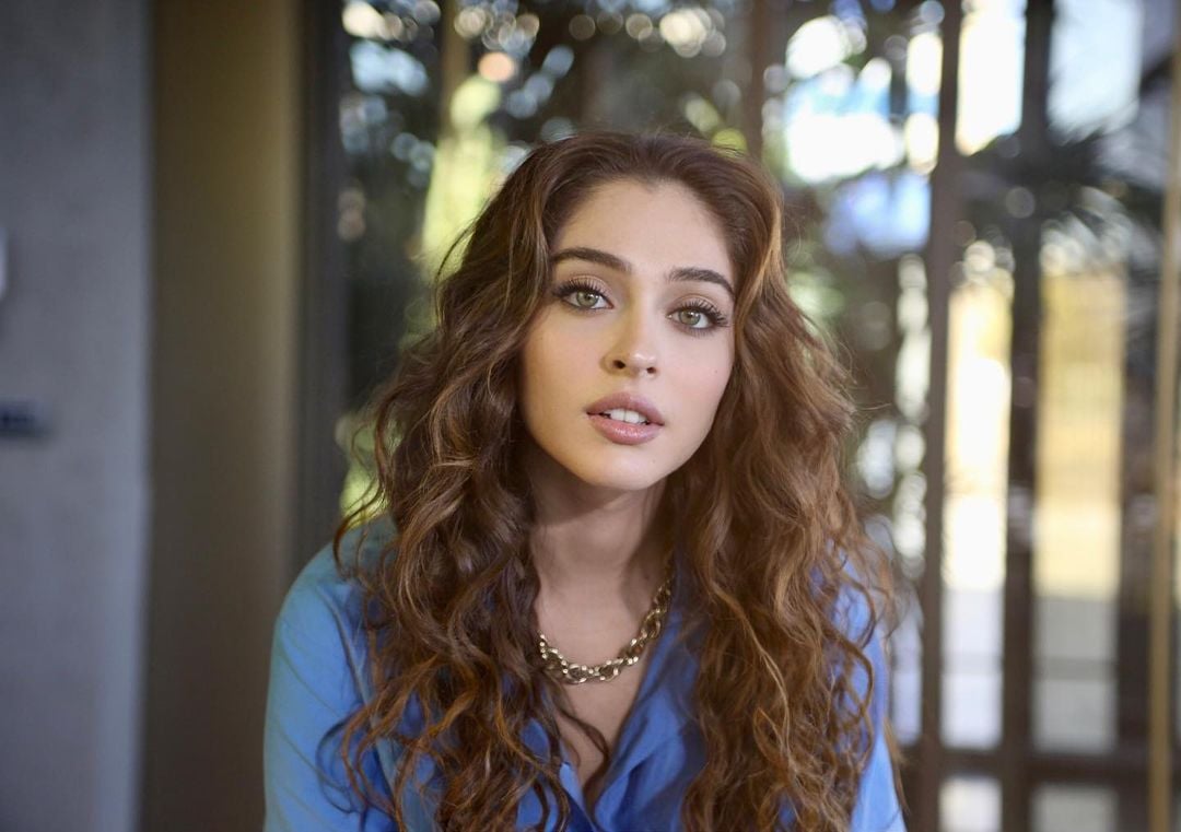 Cemre Baysel ( Turkish Actress), r