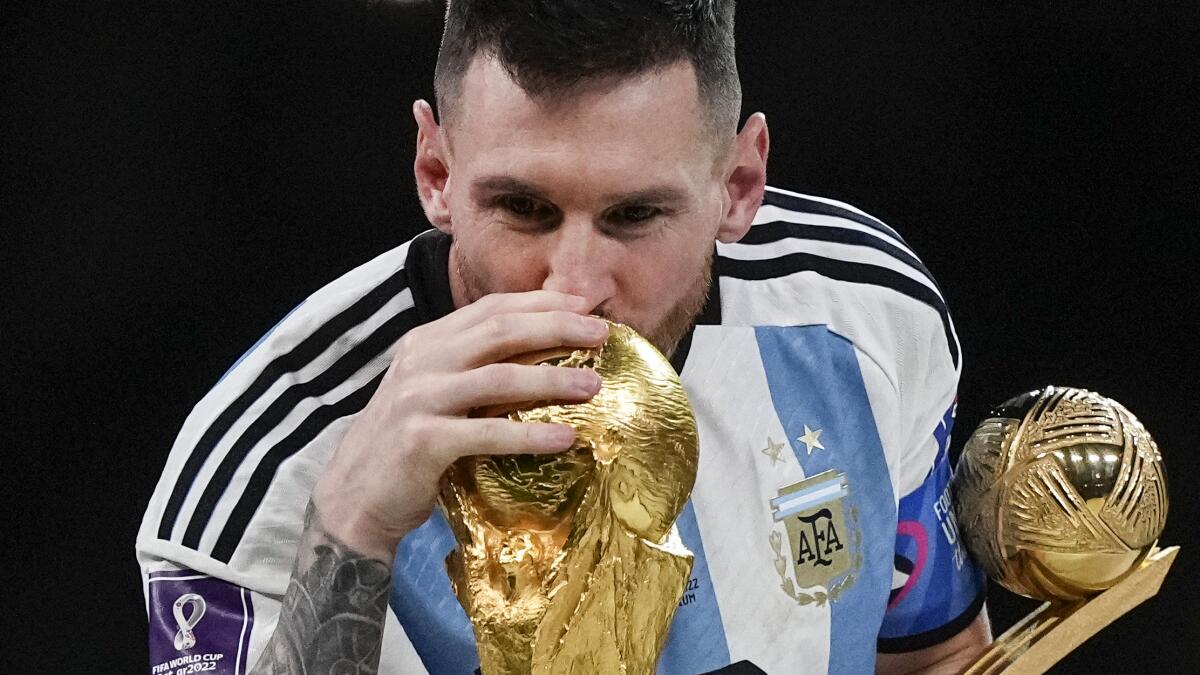 Lionel Messi Kissing The World Cup Trophy Wallpapers Wallpaper Cave