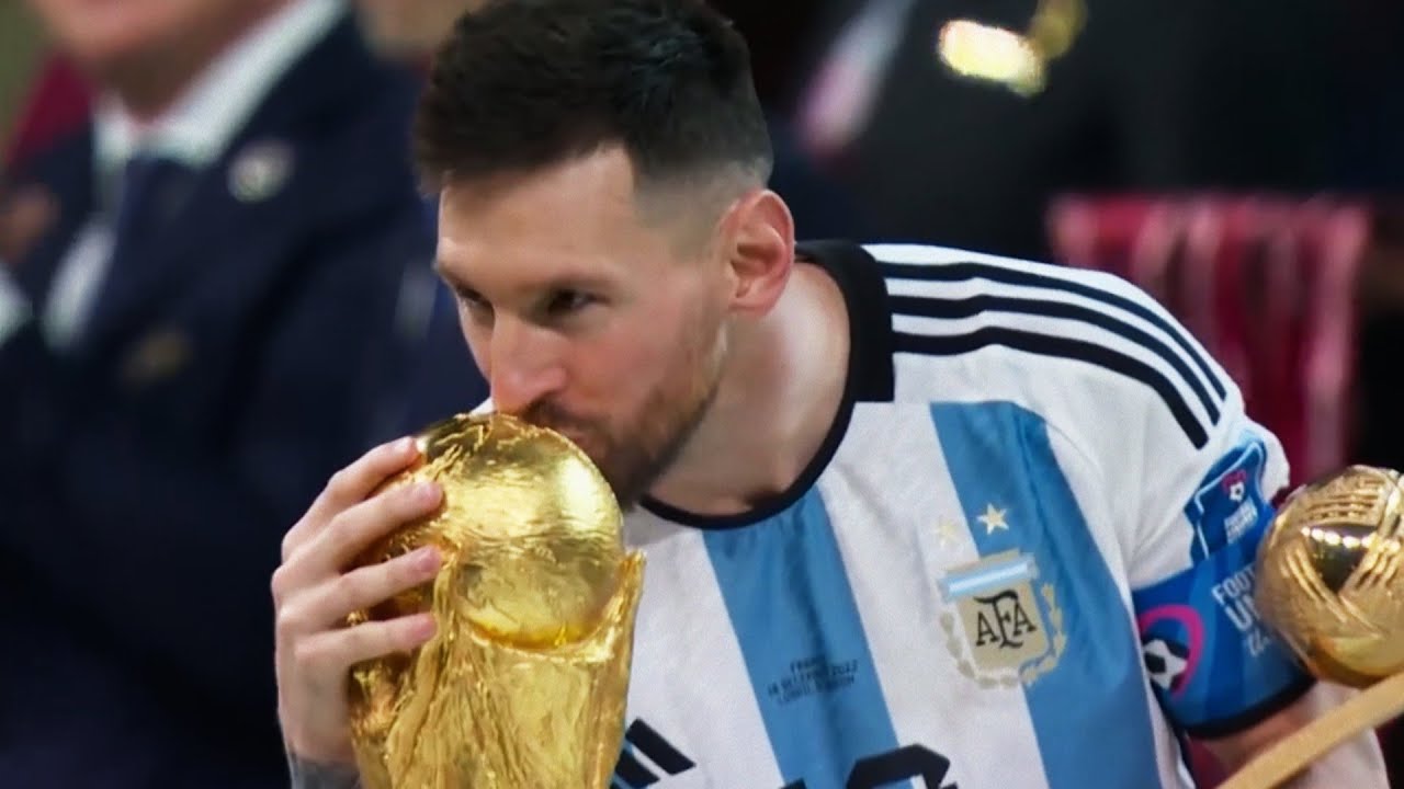 Lionel Messi Kissing The World Cup Trophy Wallpapers - Wallpaper Cave