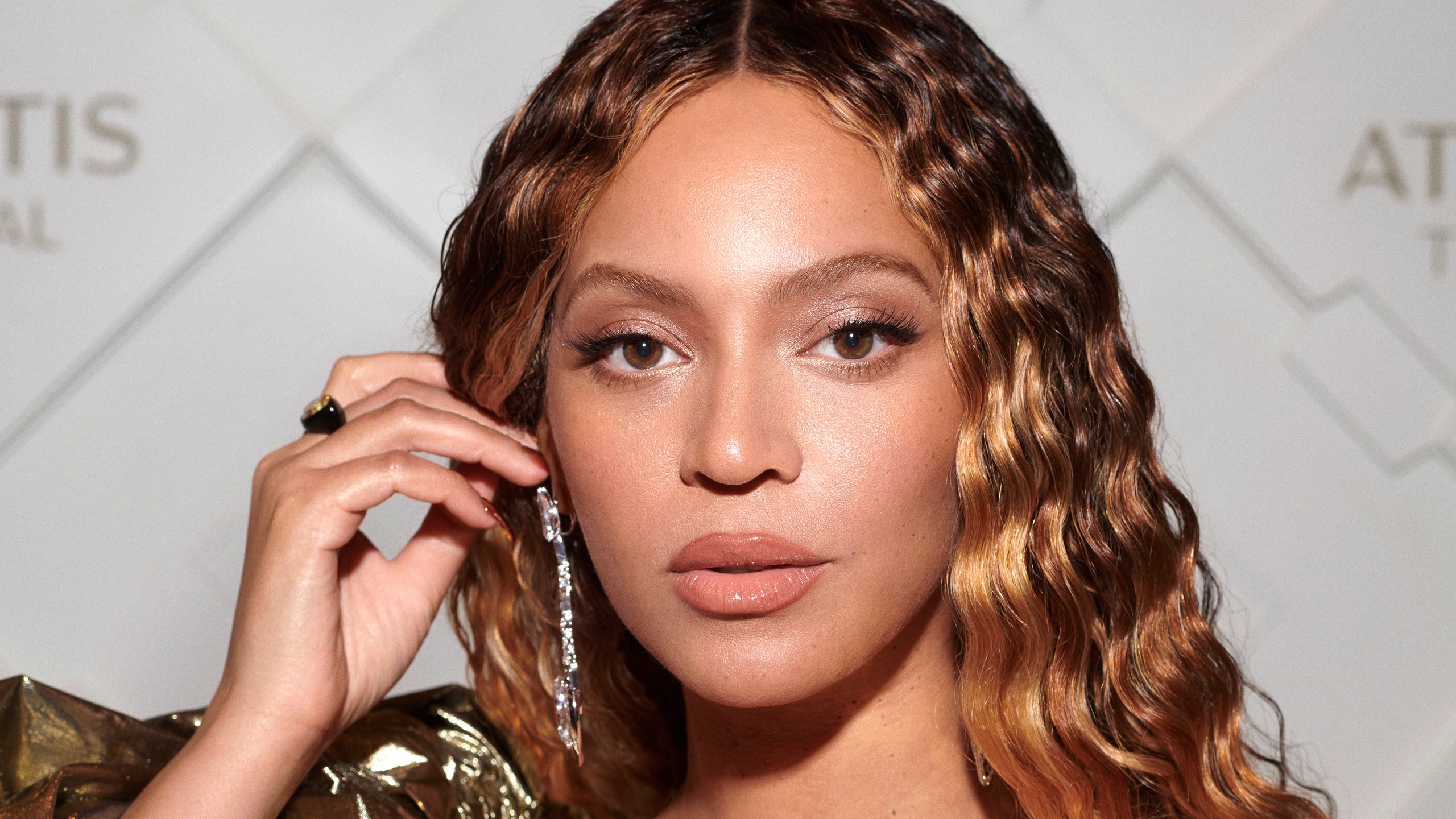 Beyoncé Wore $13 False Lashes for Her
