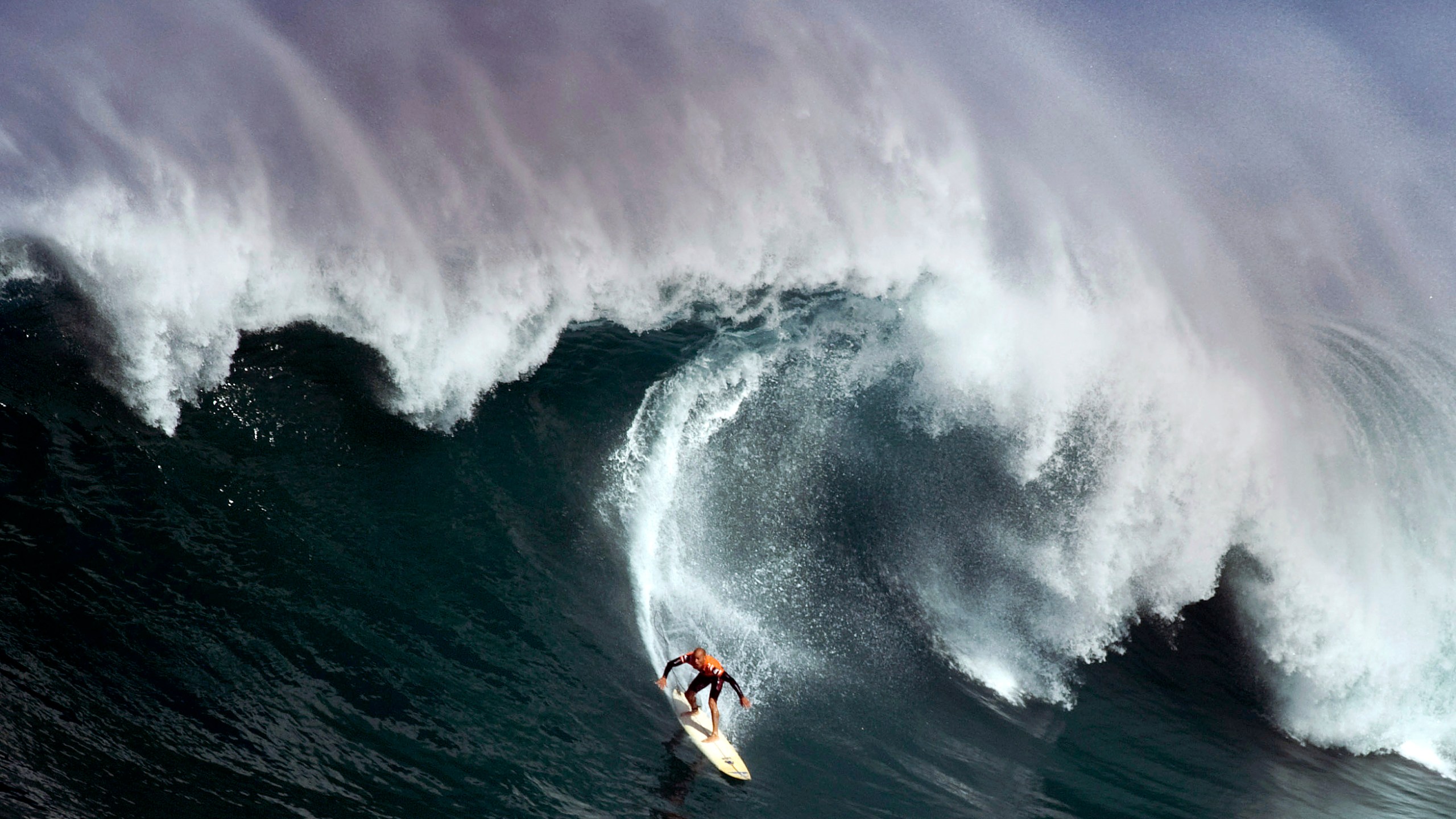 Huge waves bring Hawaii surf contest