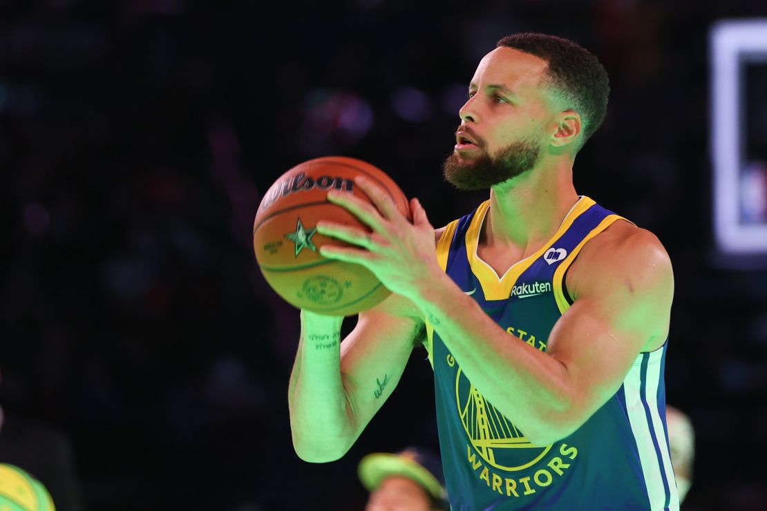 Steph Curry defeats Sabrina Ionescu