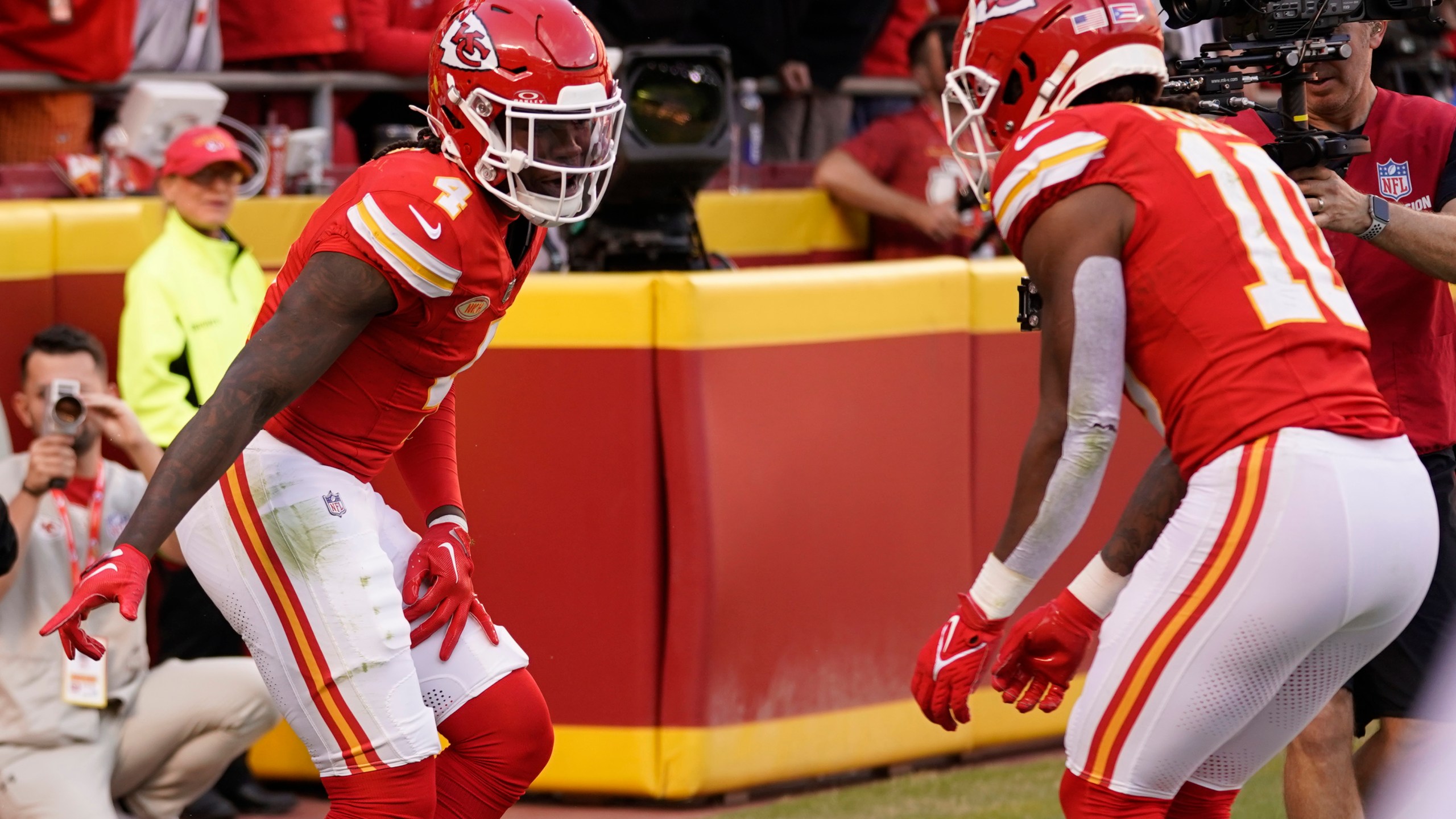 Chiefs dominate Chargers with second