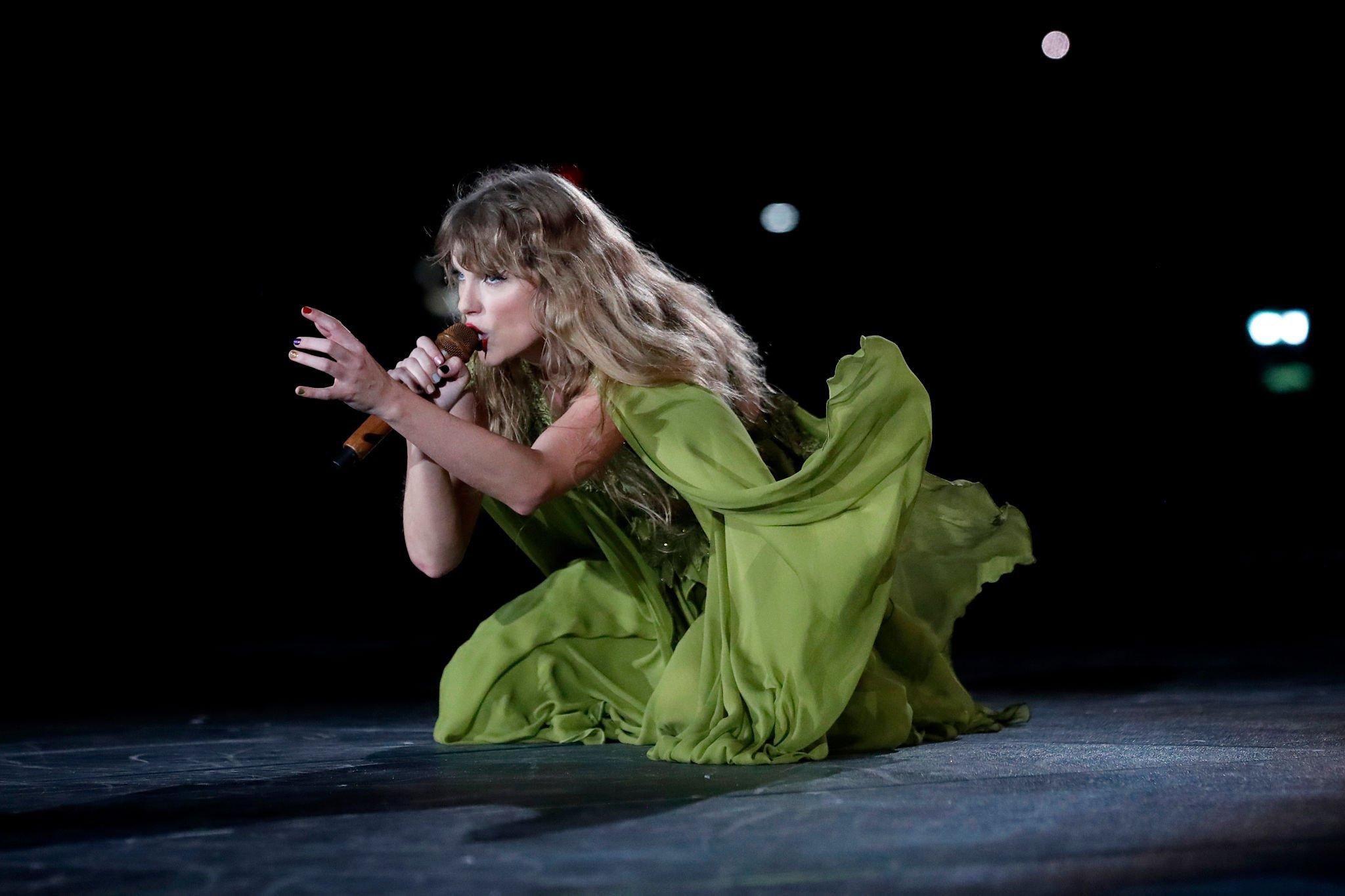 Taylor Swift Folklore Green Dress Wallpapers - Wallpaper Cave