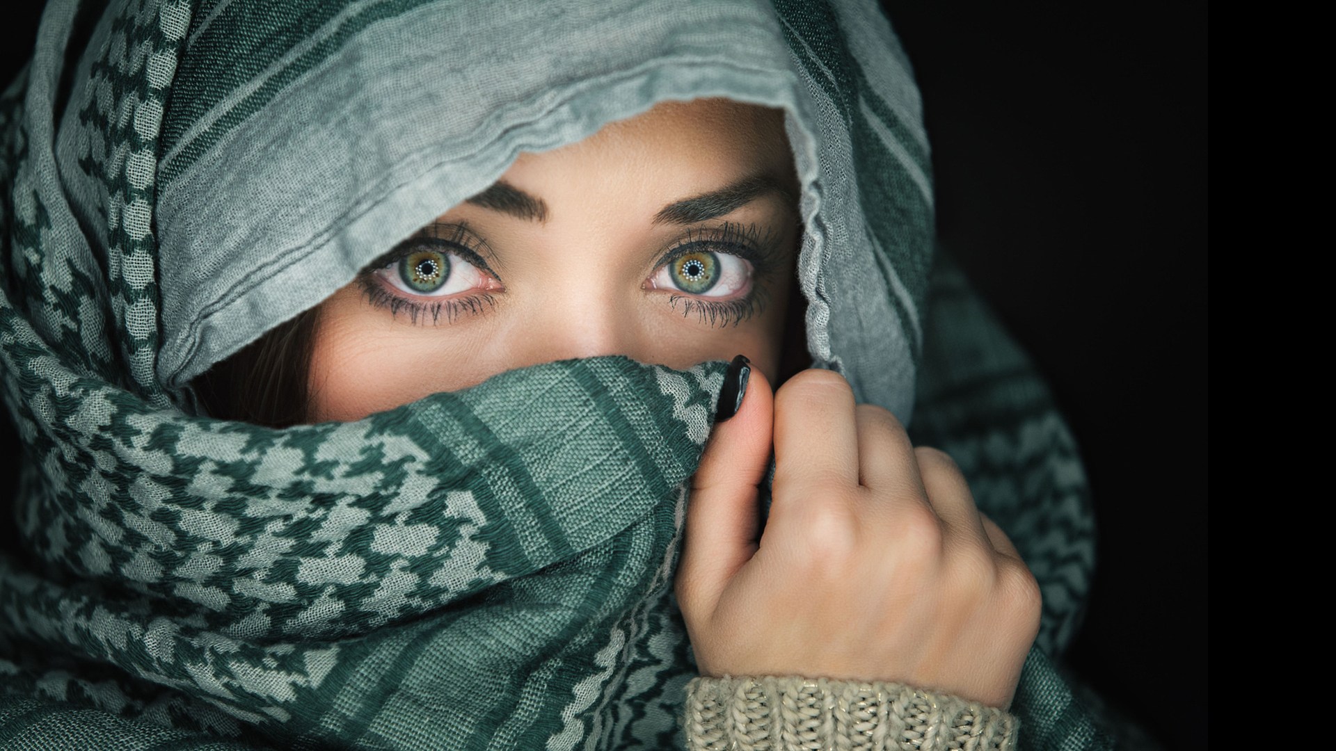 Arabian Women Eyes Wallpaper