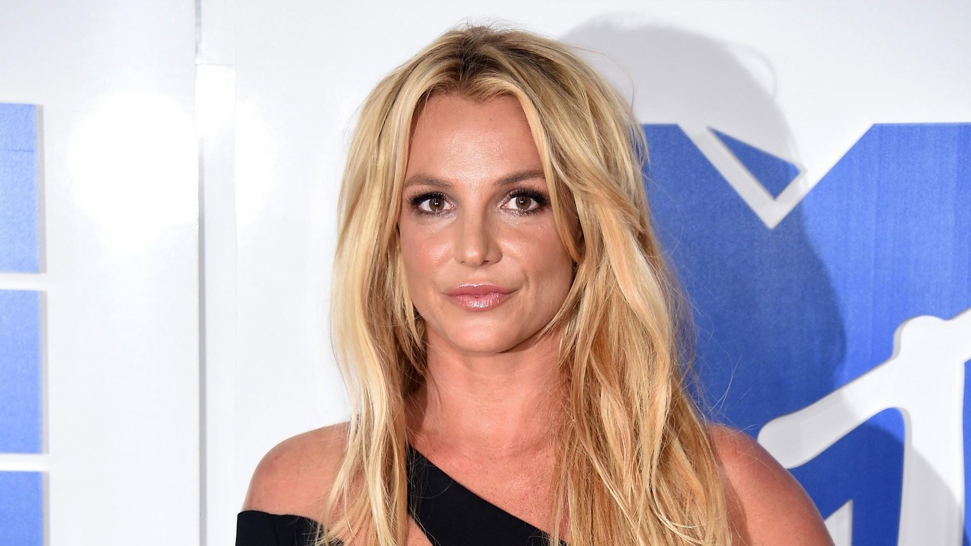 Britney Spears accuses paparazzi
