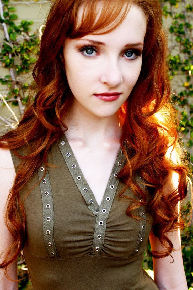 Scarlett pomers, Scarlett, Hair color