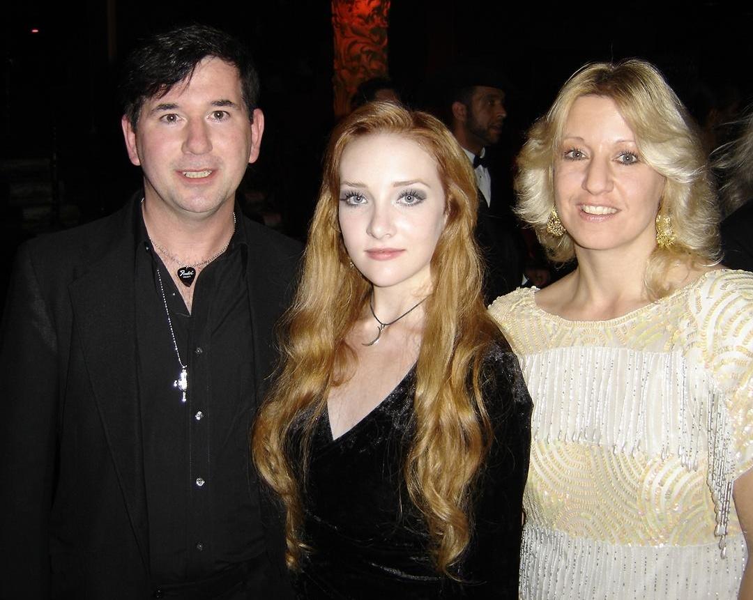 Scarlett Pomers in General Picture