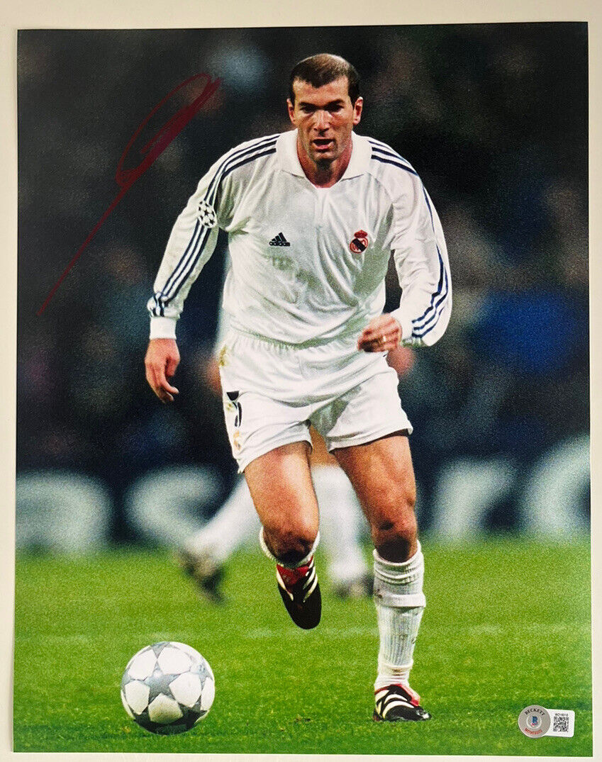 REAL MADRID 11X14 PHOTO BAS BECKETT