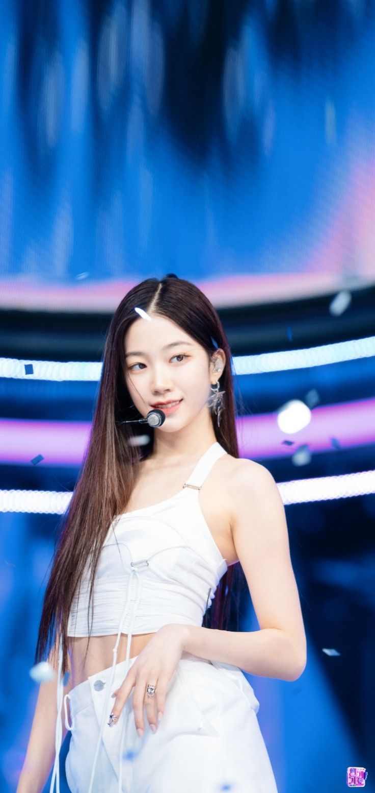 KAZUHA WALLPAPER. Korean girl, Korean