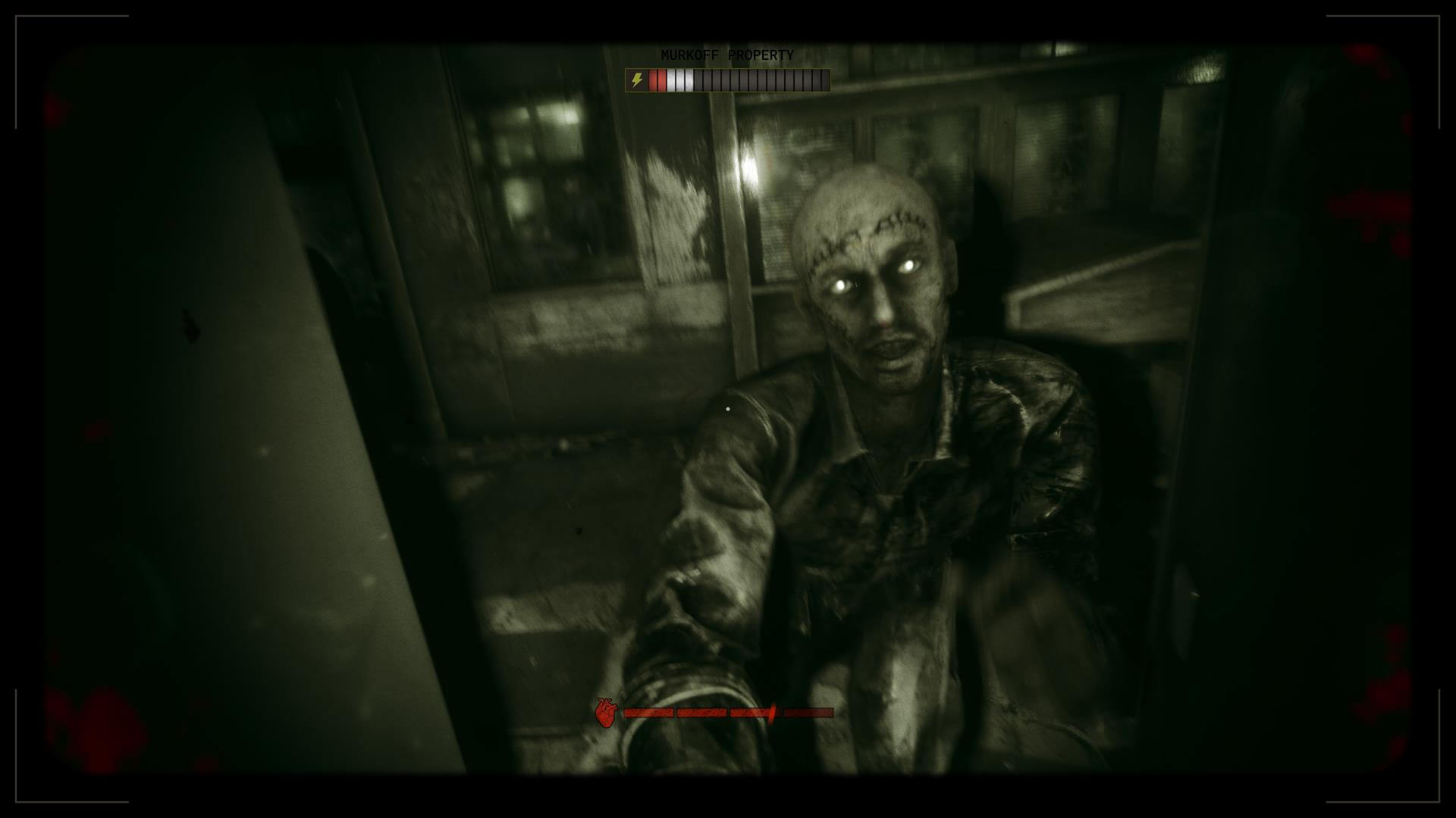 redefines multiplayer horror