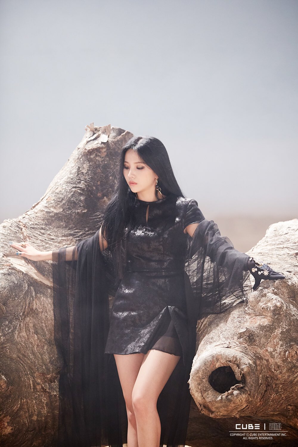 soyeon pics mv behind