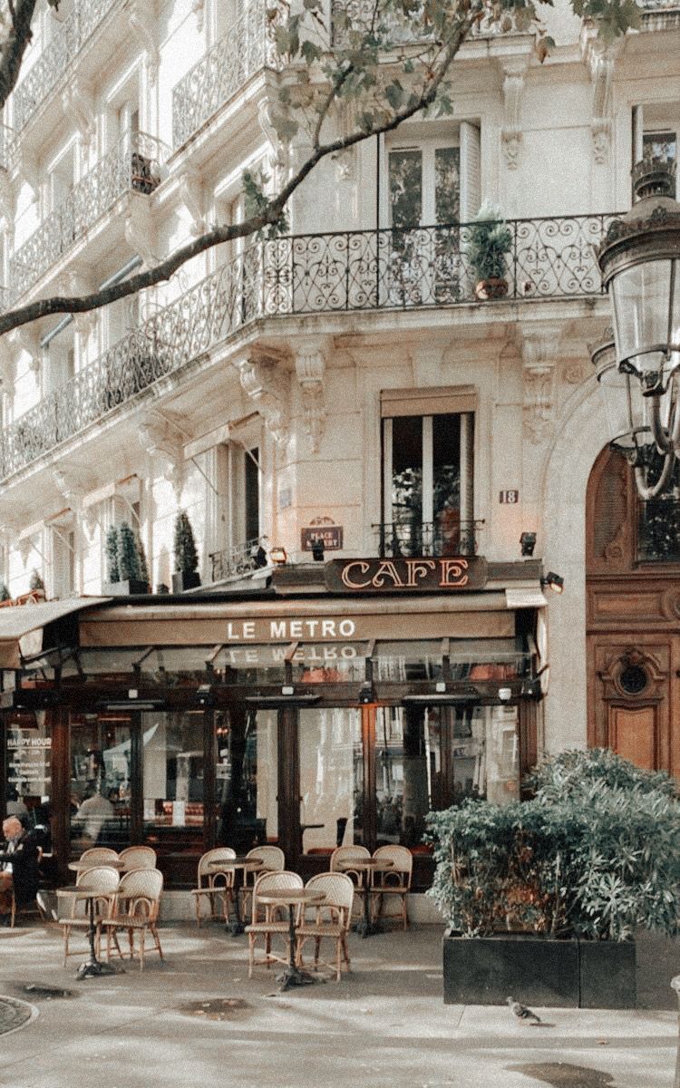 Paris cafe, Parisian architecture