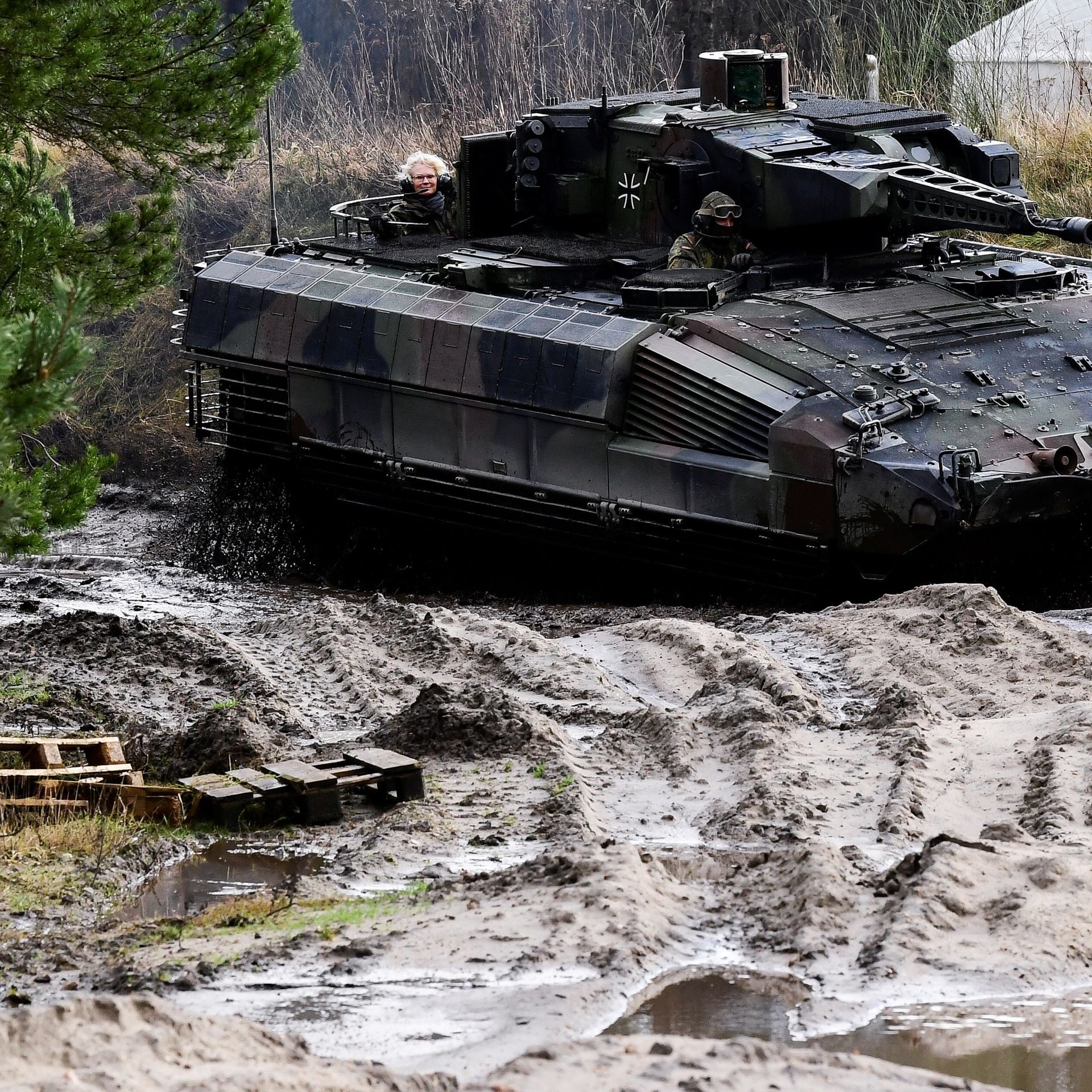 Germany pauses purchases of Puma tanks