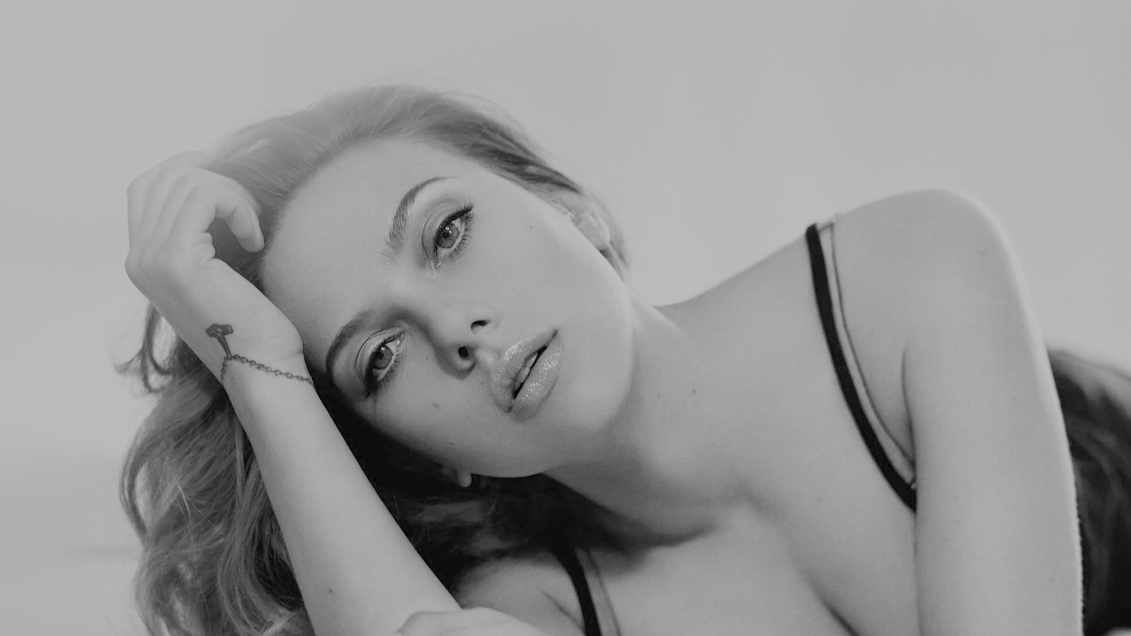 Scarlett Johansson Bed Bw Actress