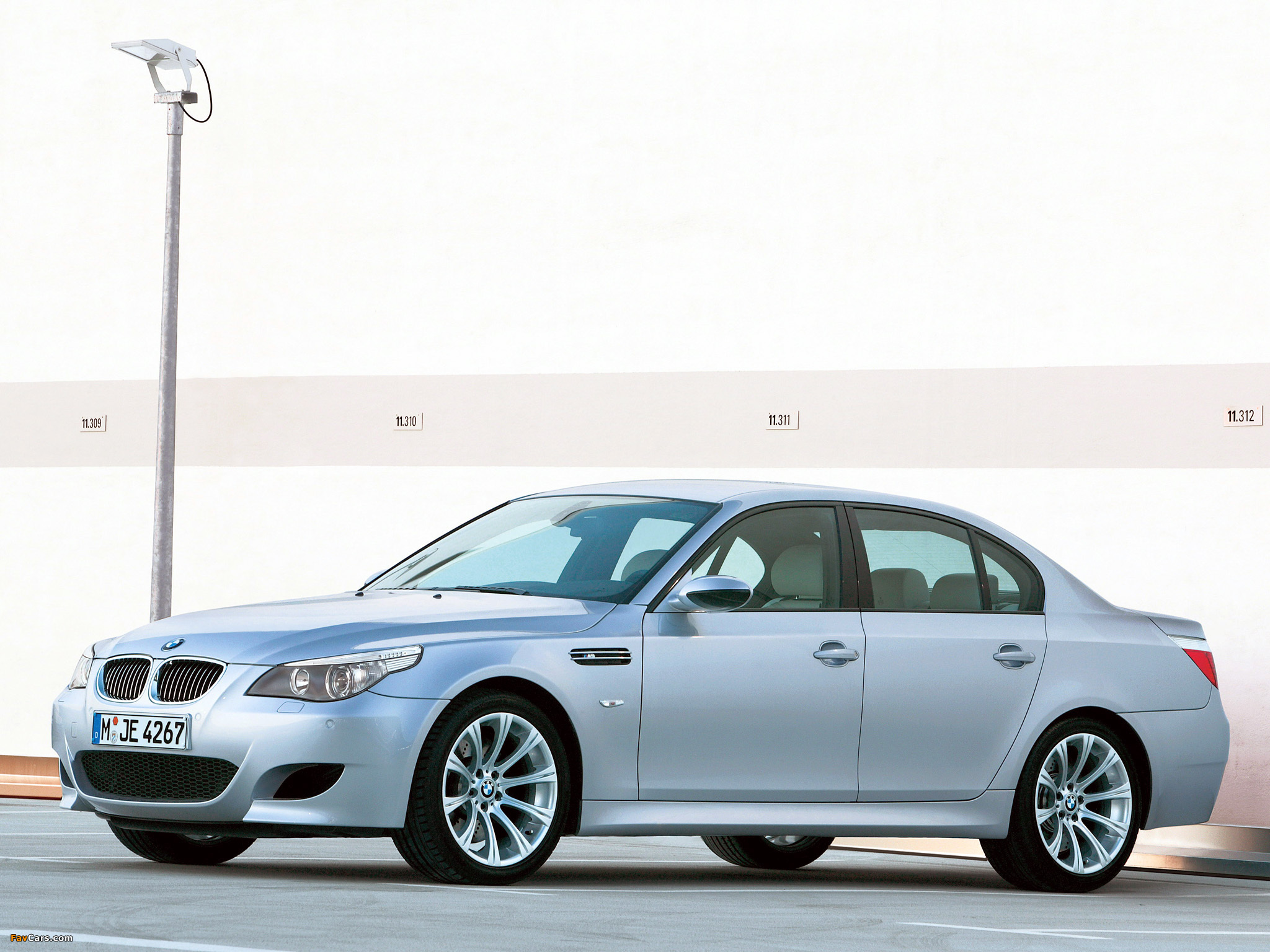 BMW M5 (E60) 2004–09 wallpaper (2048x1536)