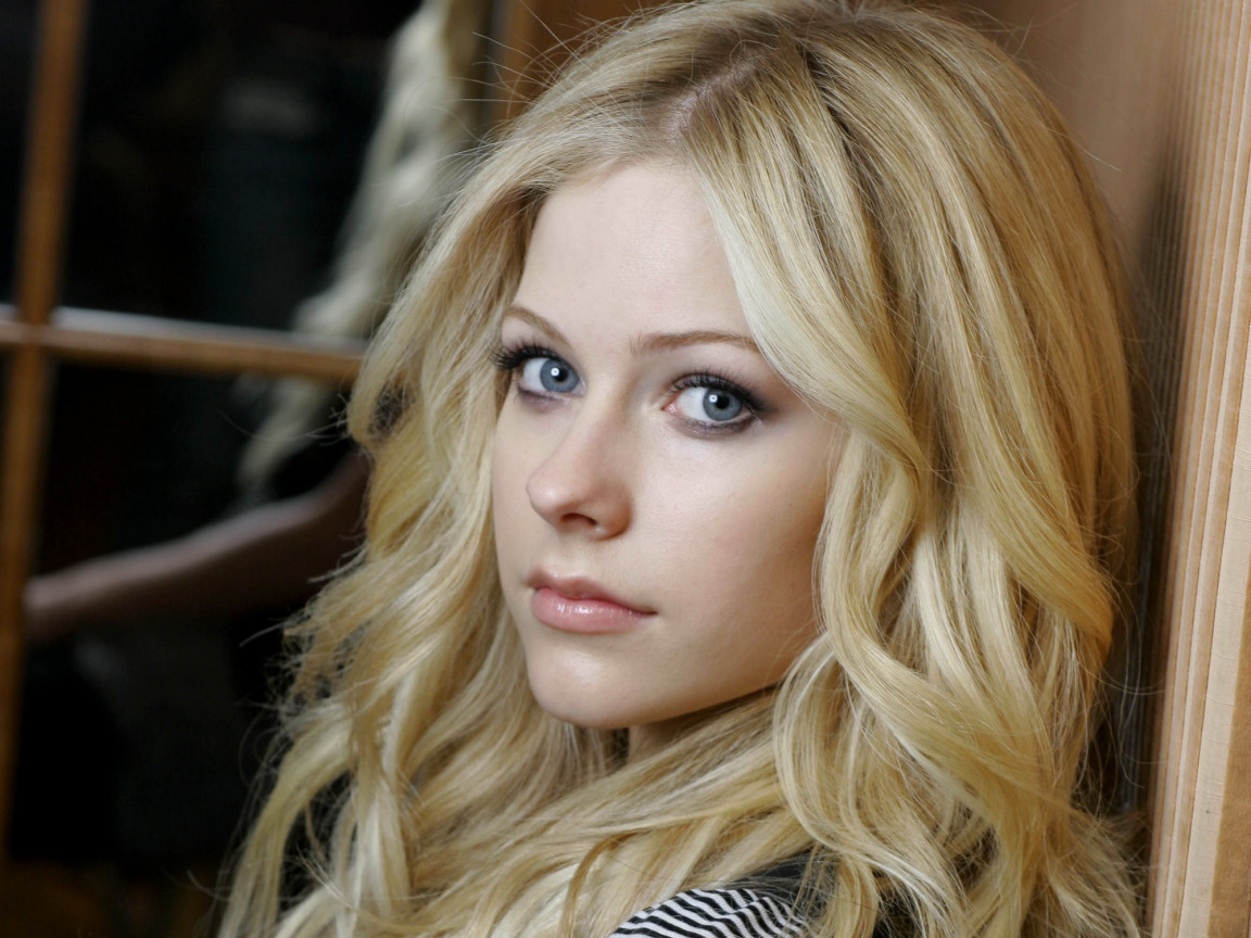 Download wallpaper look, singer, Avril
