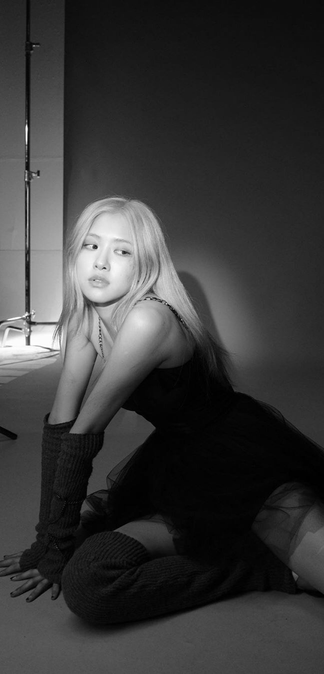 BLACKPINK) B&W Lockscreens