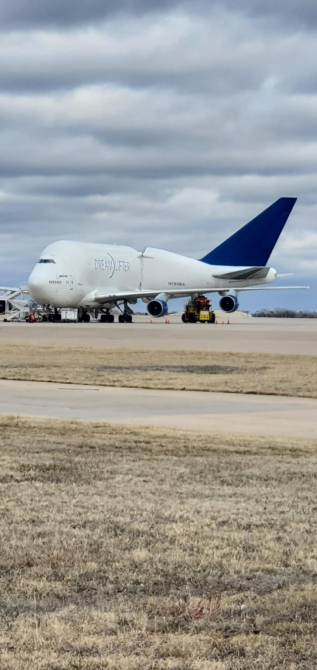 dreamlifter being loaded up in Wichita