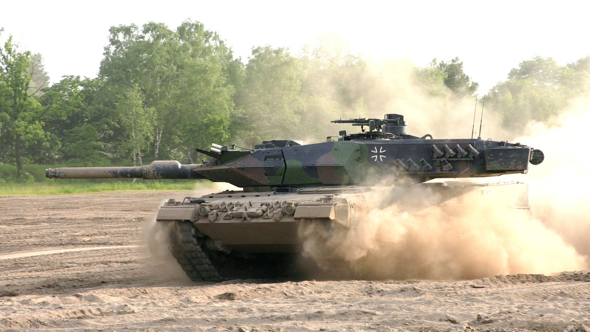 Powerful Leopard 2 Tank in High Definition