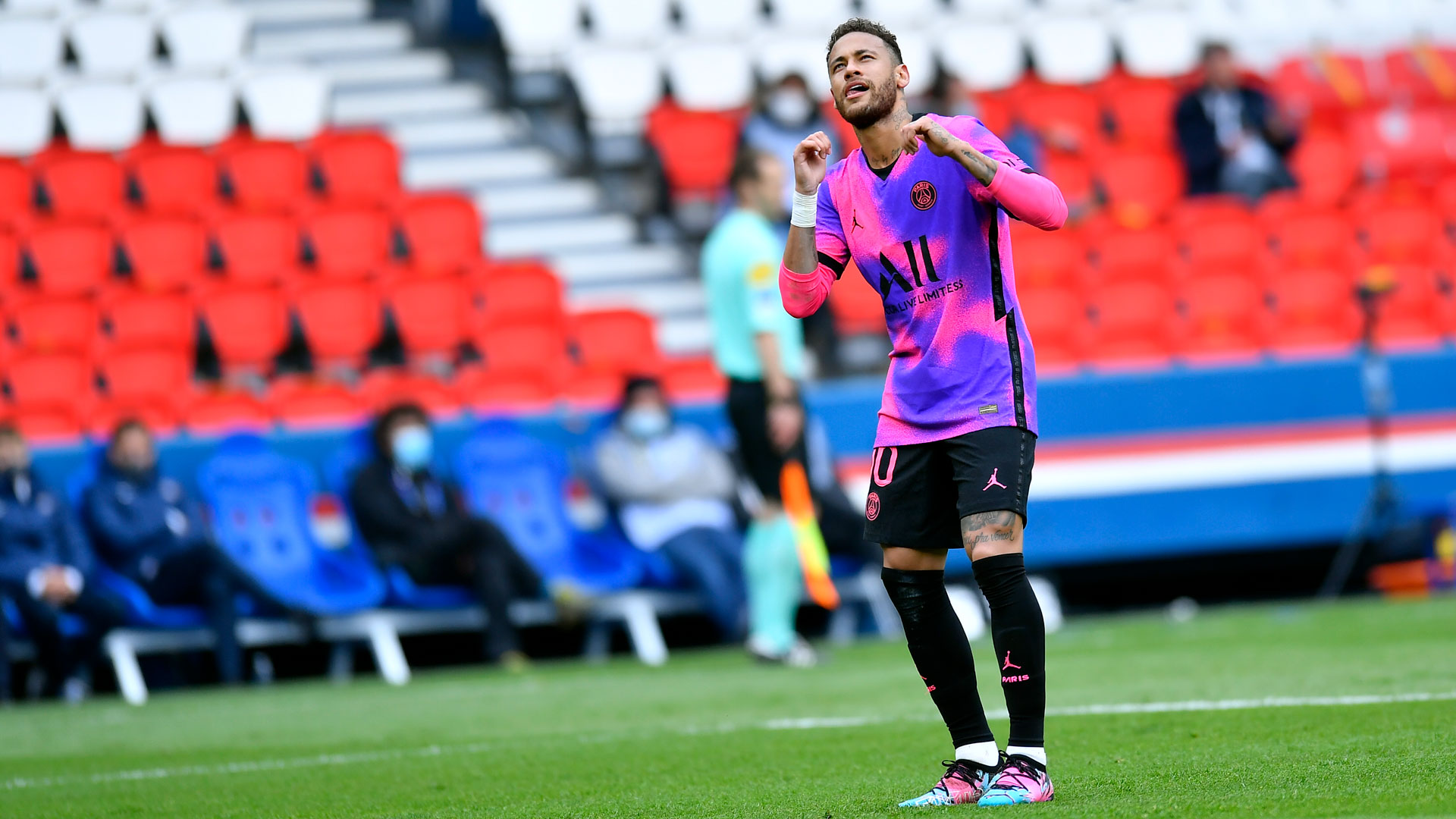 Neymar Jr inspired and PSG in the fight