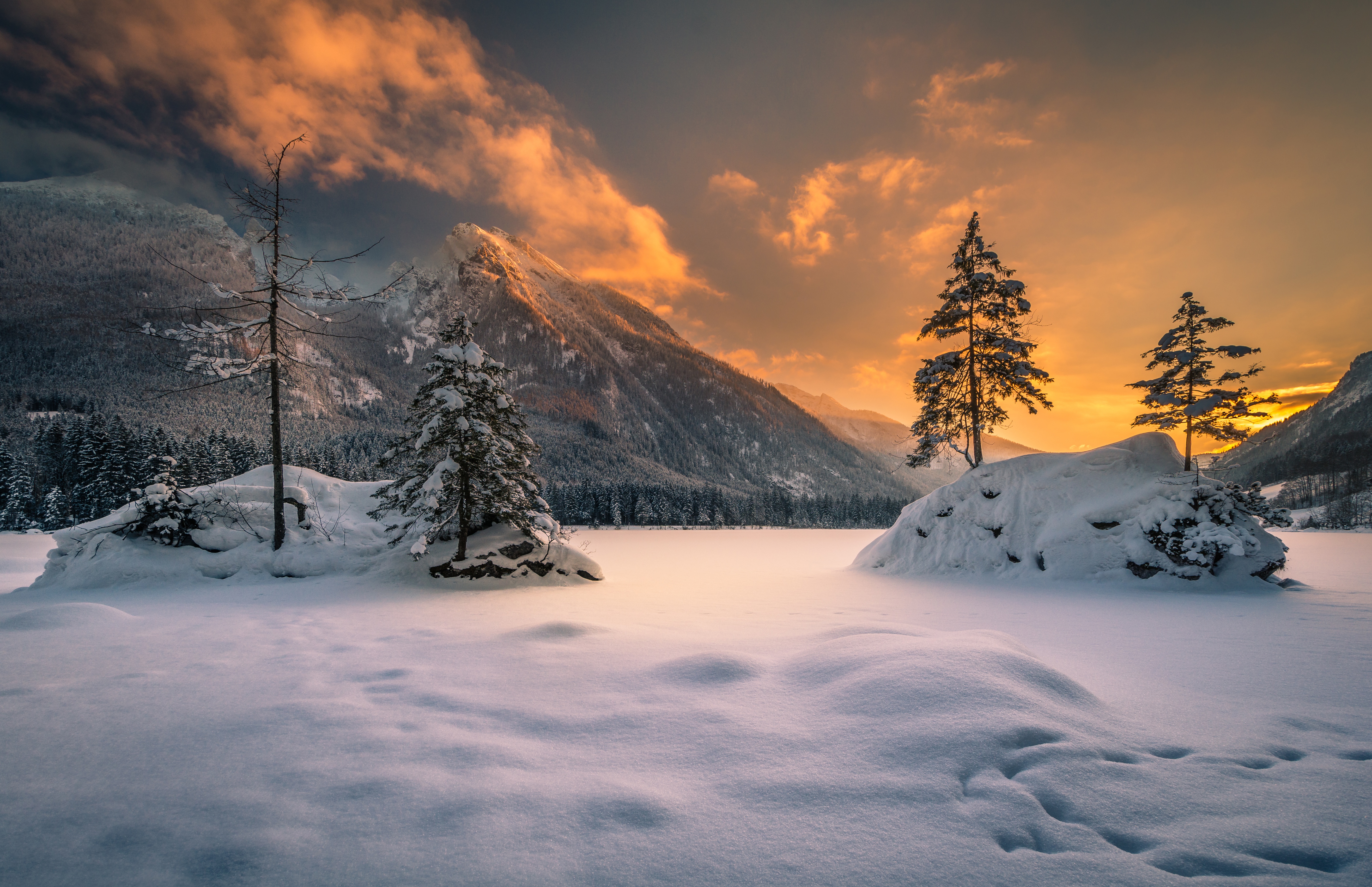 Winter desktop wallpaper hi-res stock photography and images - Alamy, image size:5714x3693