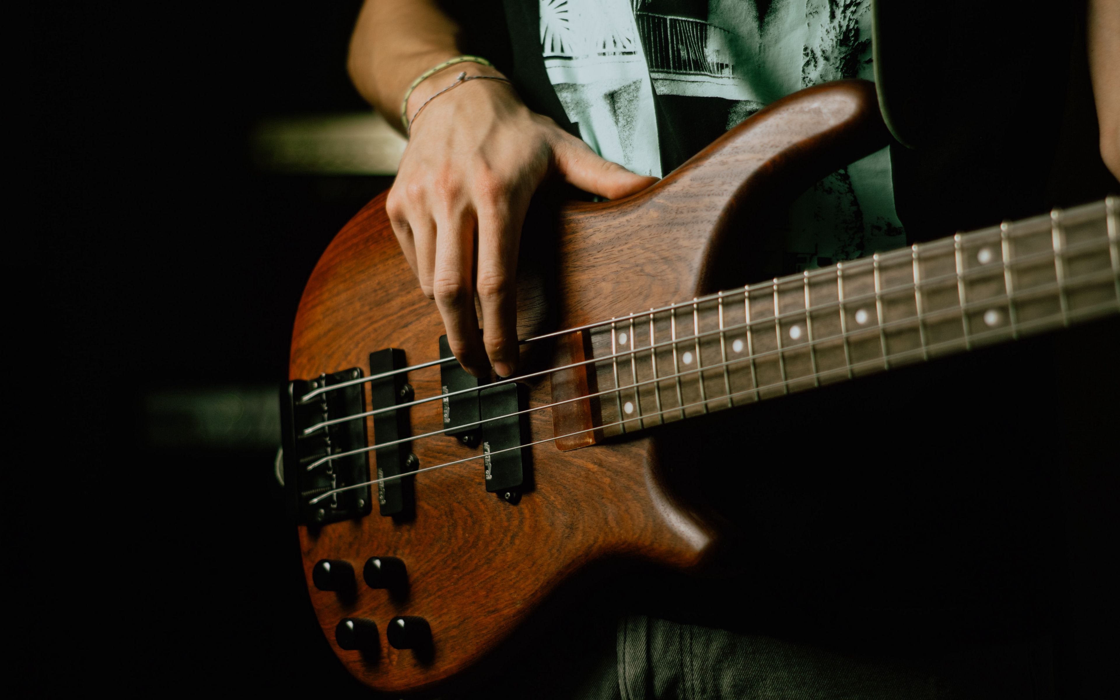 Download wallpaper 3840x2400 bass