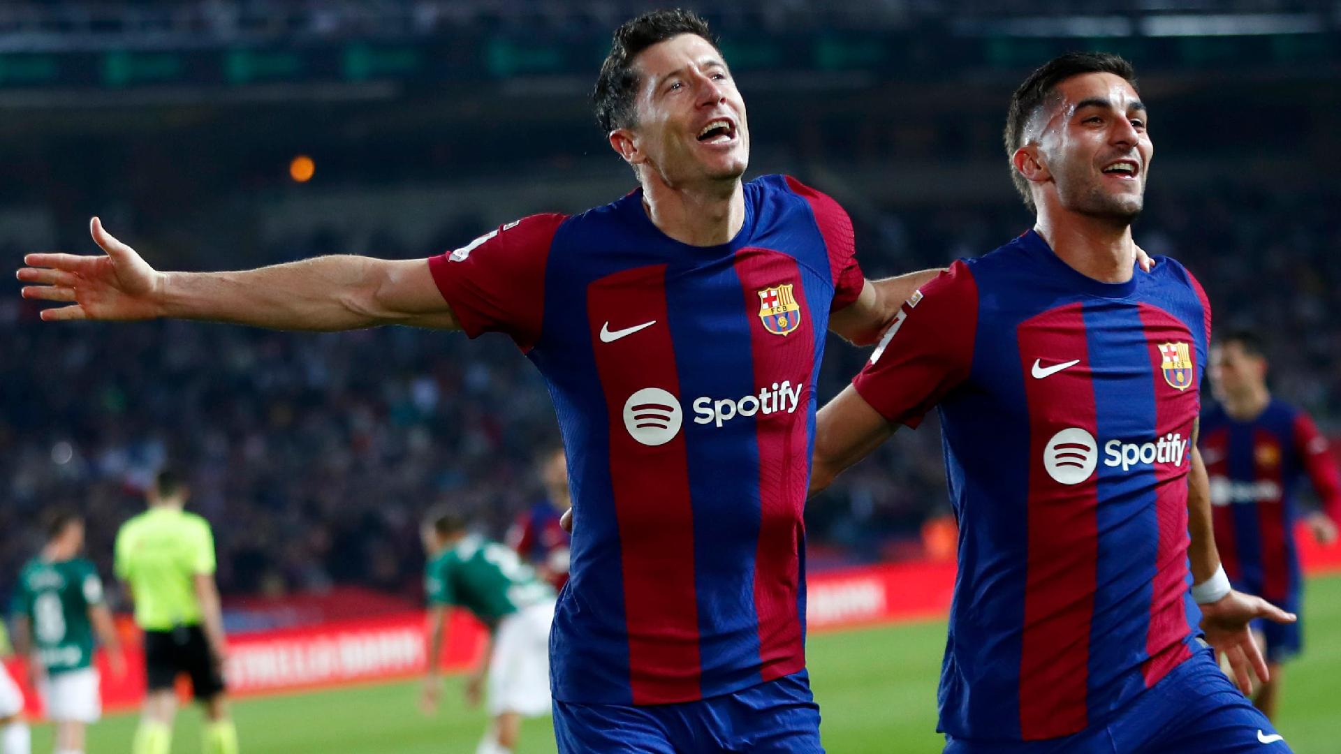 Robert Lewandowski rescues Barcelona as