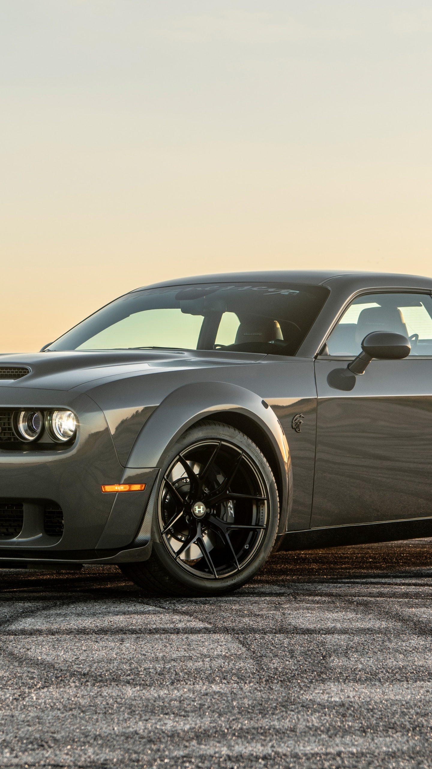 Dodge Challenger SRT Hellcat Wallpaper