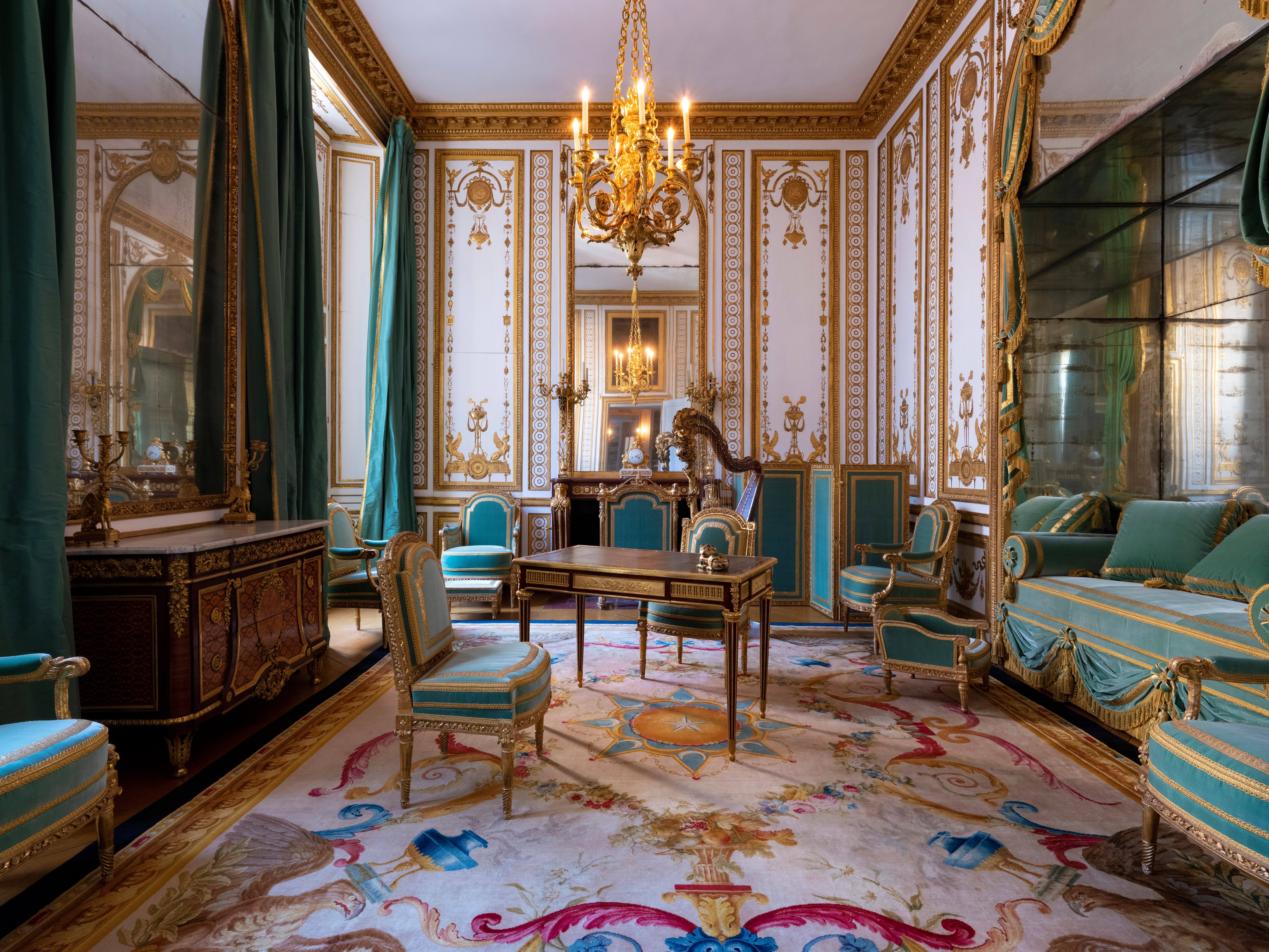 Private Versailles Quarters Reopen