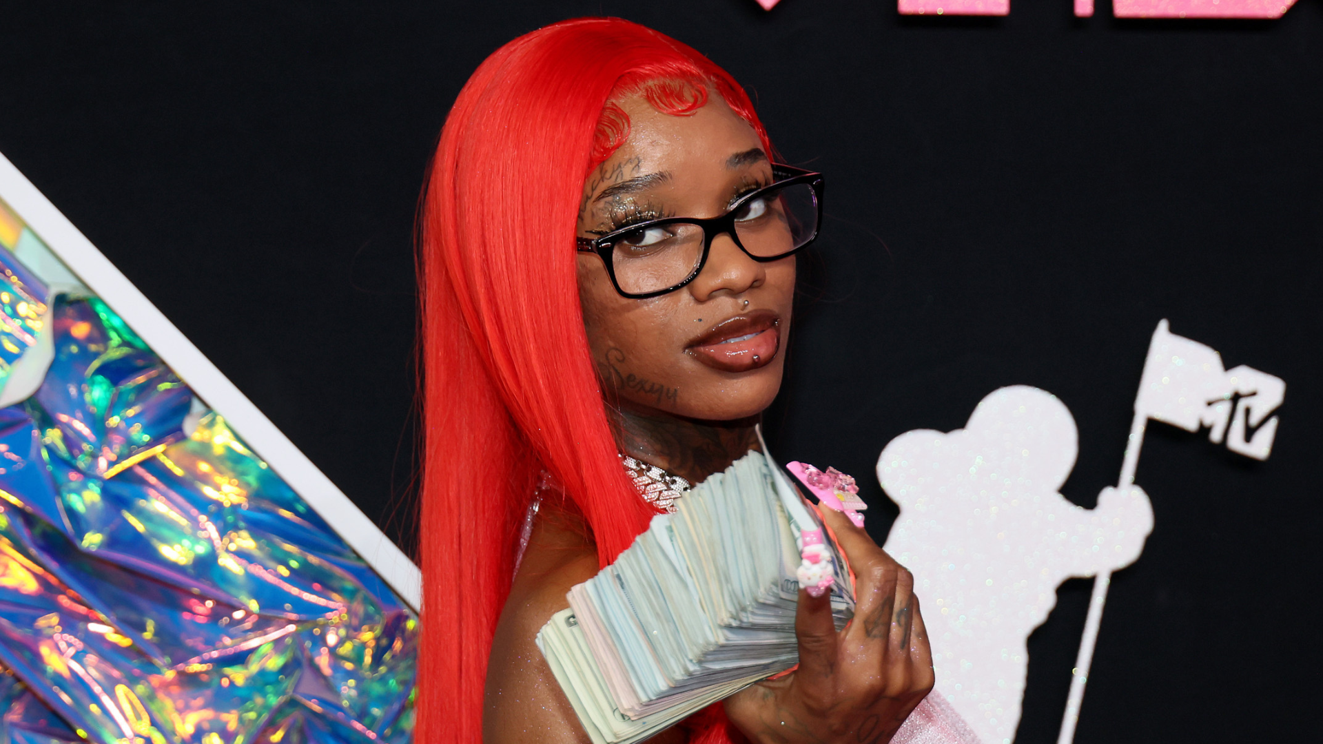 y Red Addresses Photo of Her