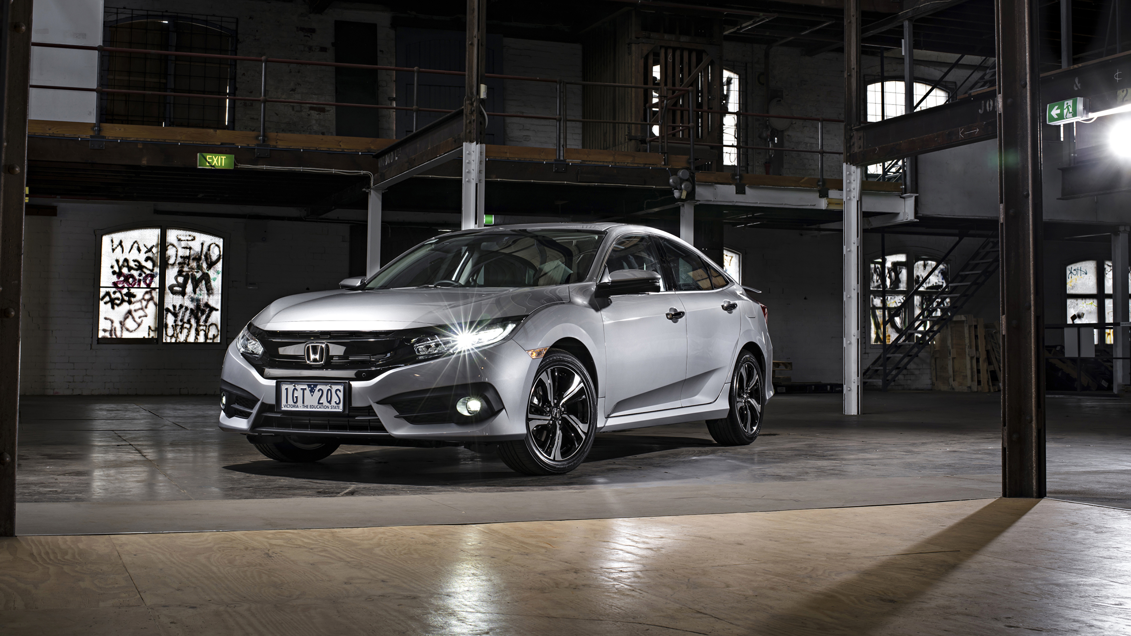 Photos Honda 2016 Civic Sedan RS Silver