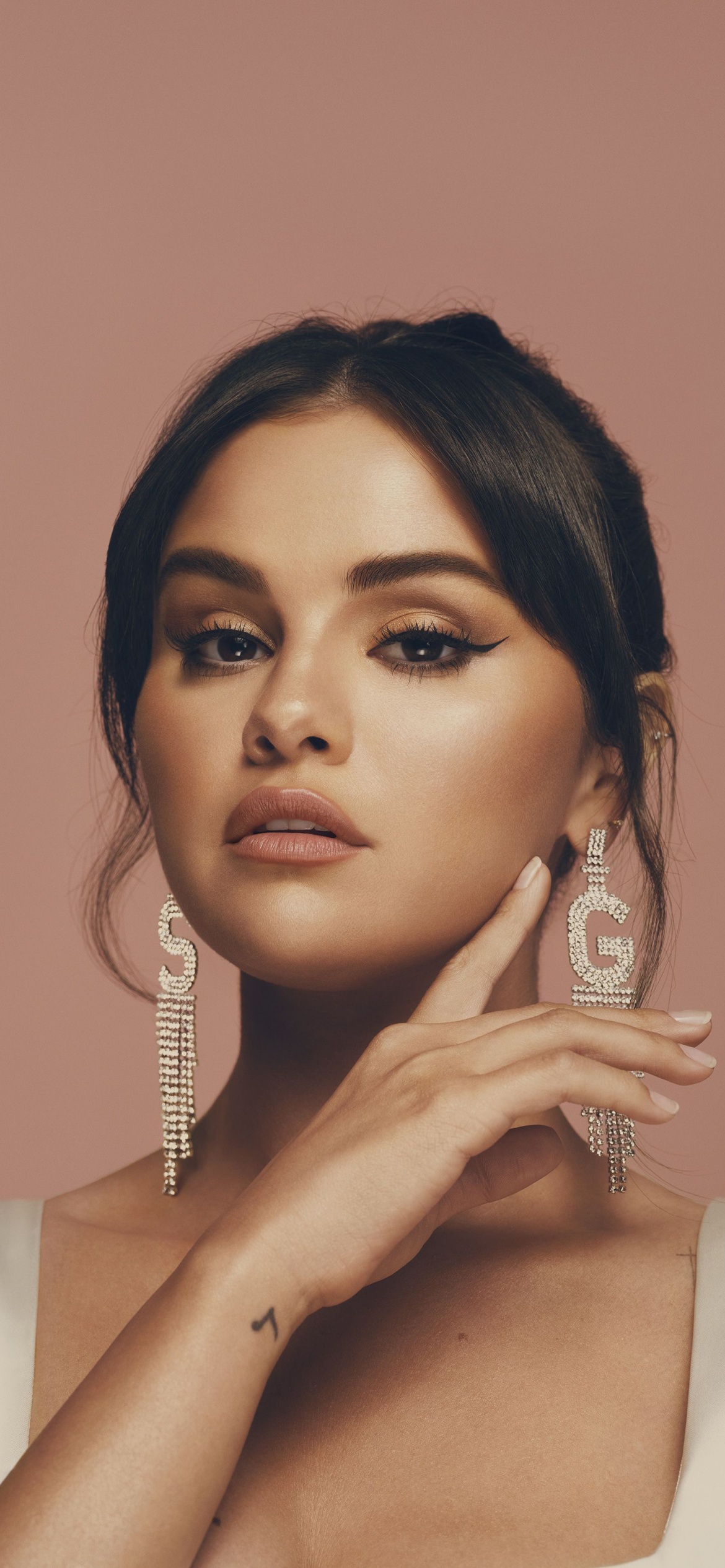 Selena Gomez Wallpaper 4K, Peach