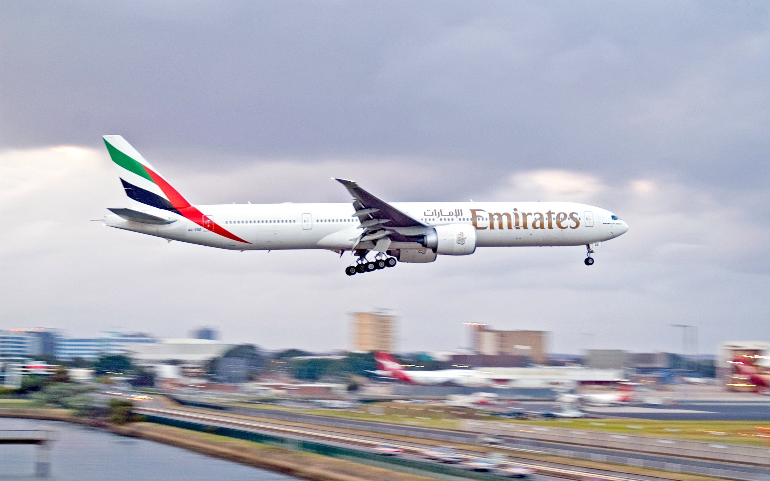 Wallpaper the city, airport, Boeing, the plane, 300, 777, Landing, emirates for mobile and desktop, section авиация, resolution 2560x1600