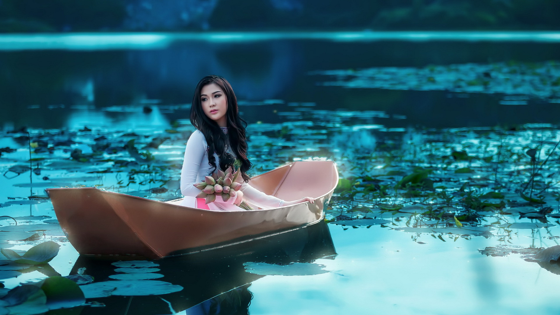 Girl on Boat Desktop Wallpaper 21840