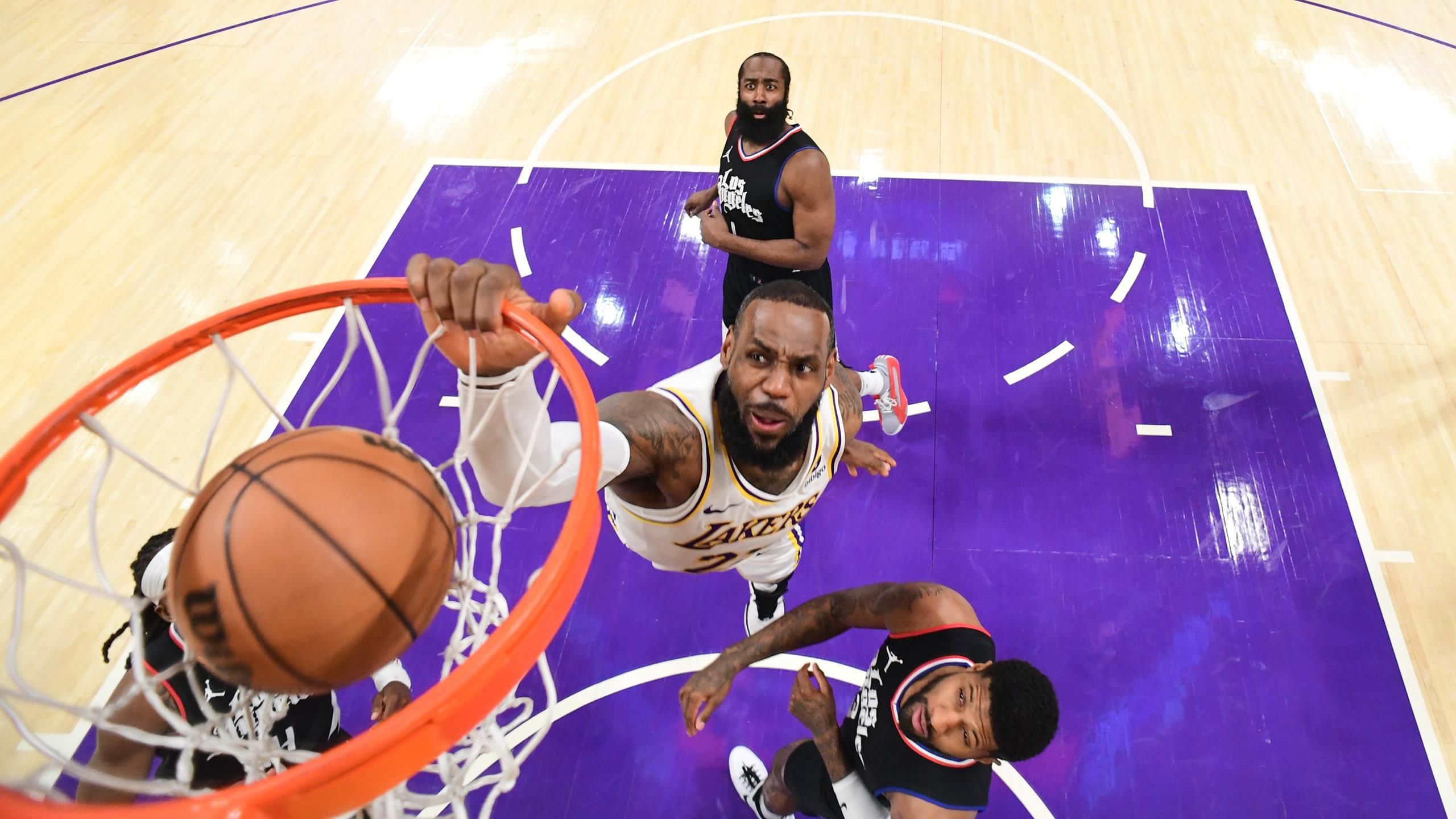 NBA: LeBron James produces monster dunk
