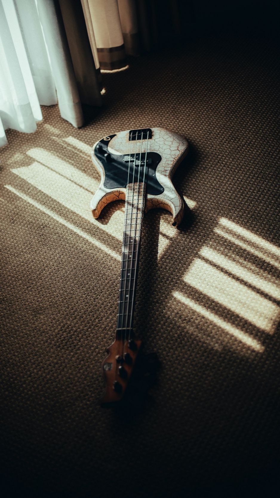 Download wallpaper 938x1668 bass guitar