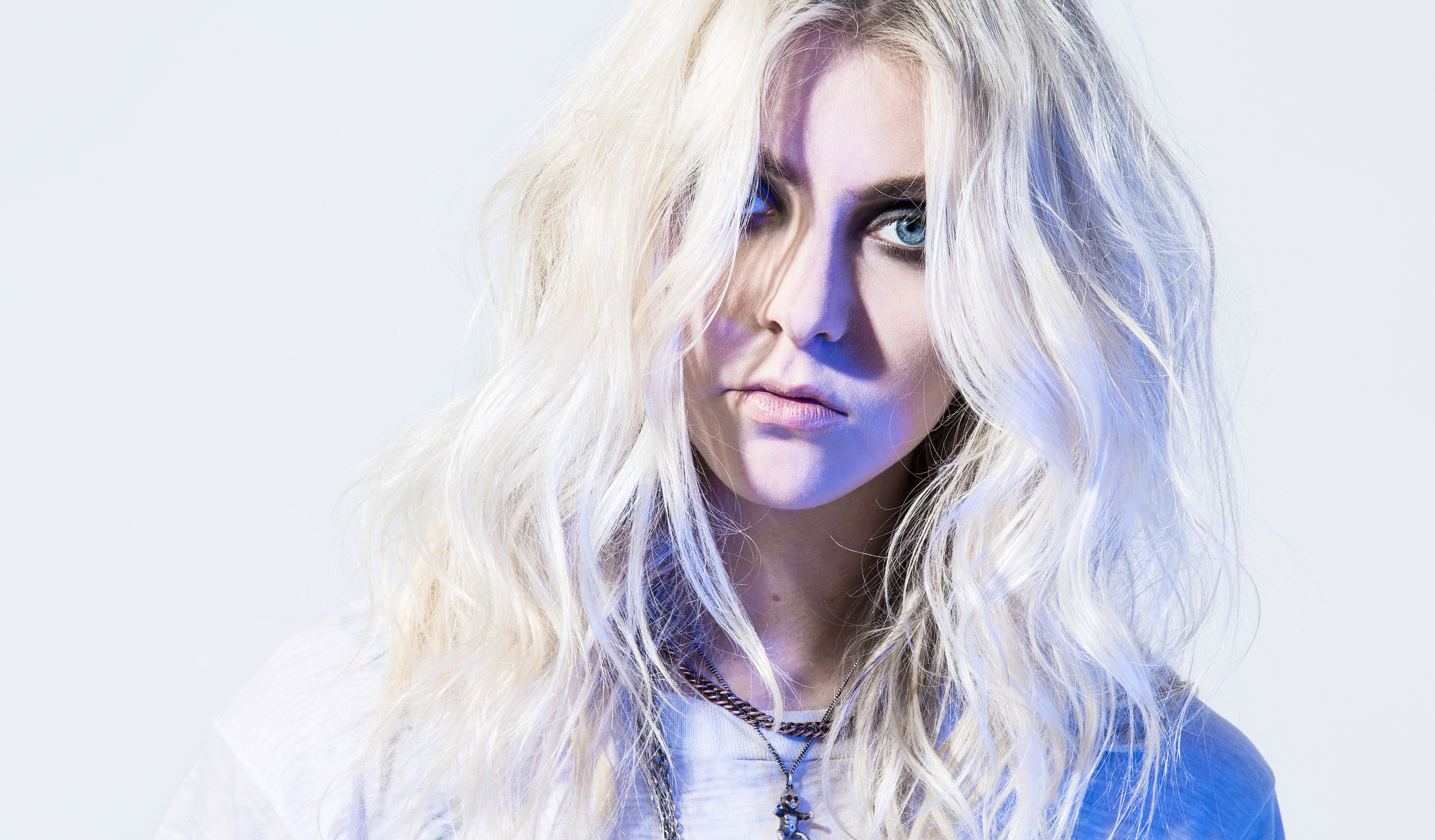 Download wallpaper background, portrait