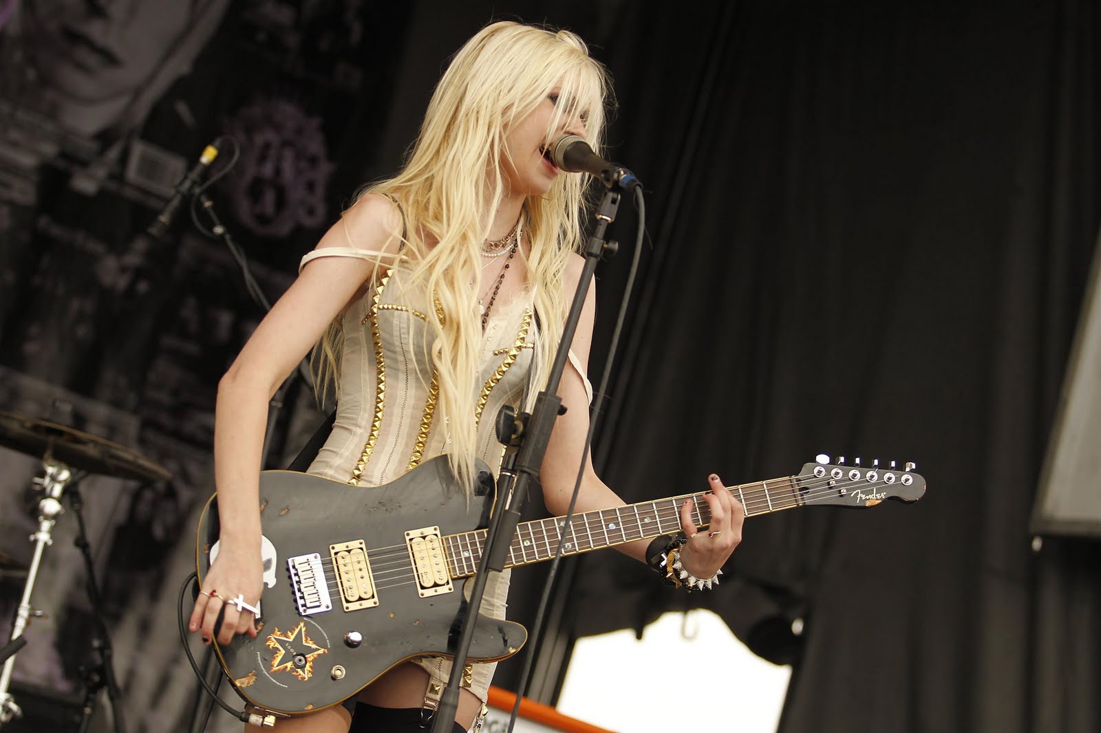 Download Taylor Momsen wallpaper