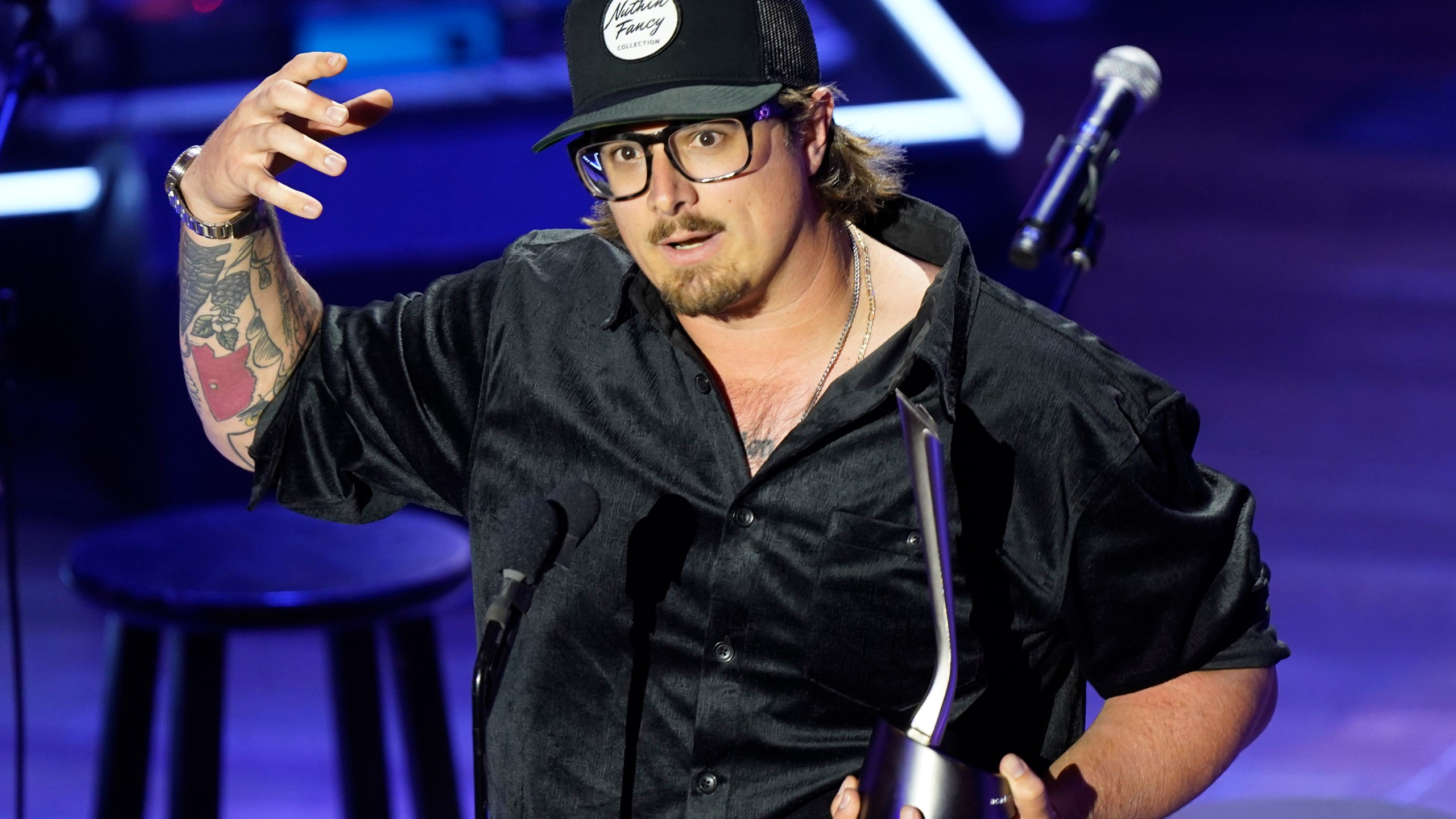 Tour bus crash injures musician Hardy