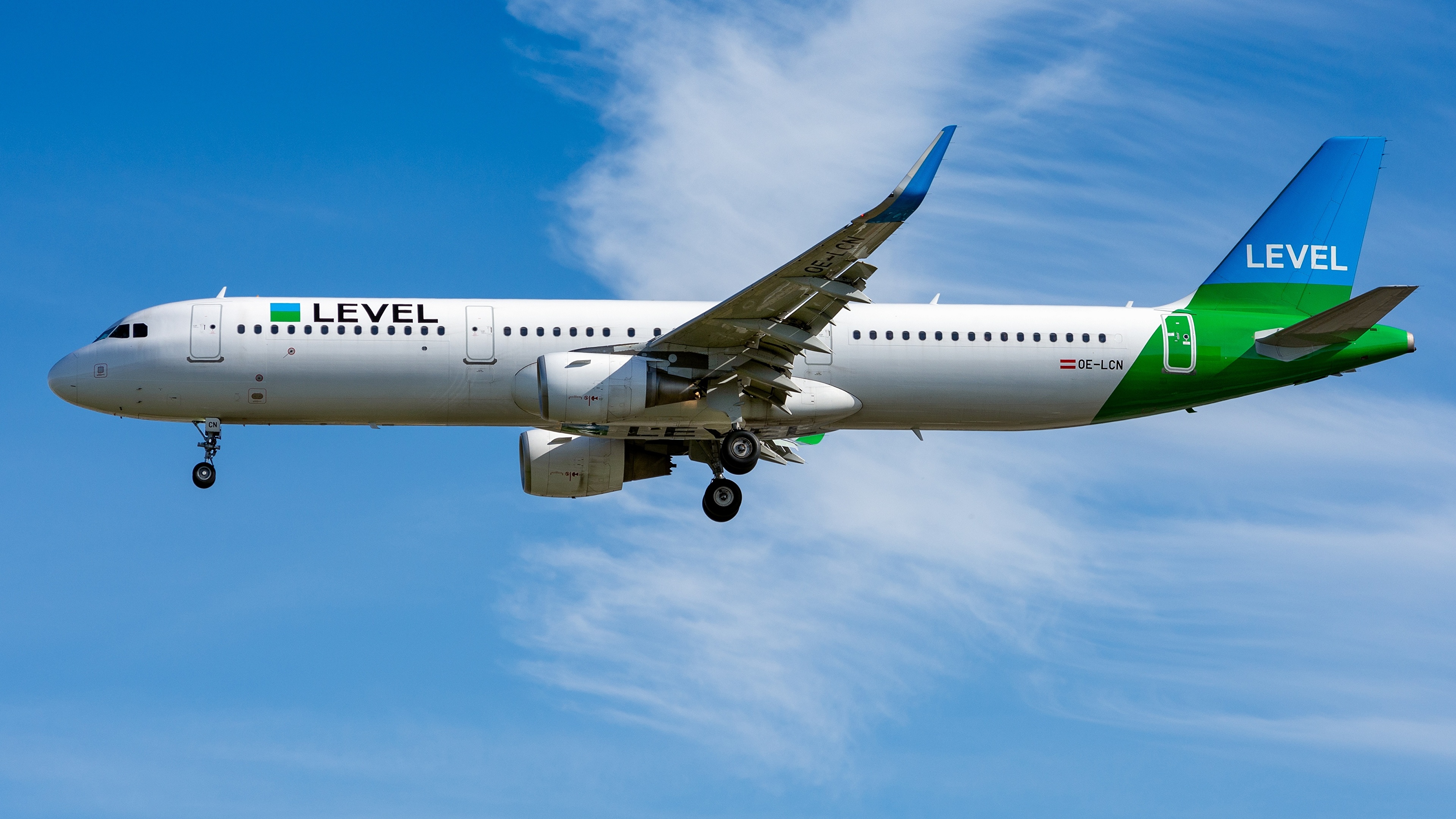 image Airbus Passenger Airplanes A321