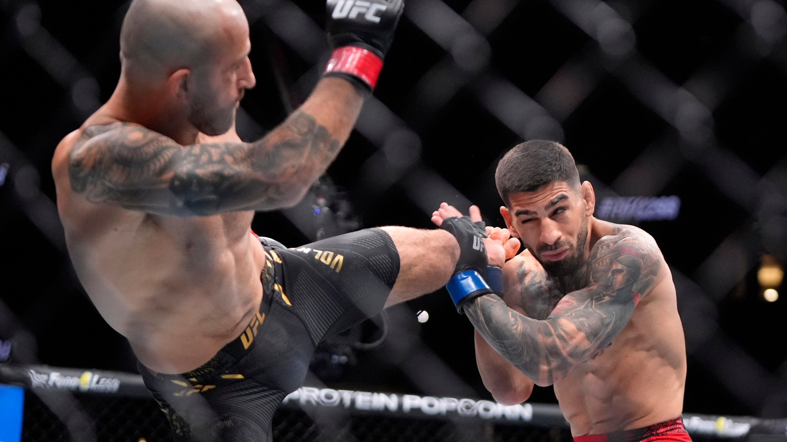 Ilia Topuria stops Alexander