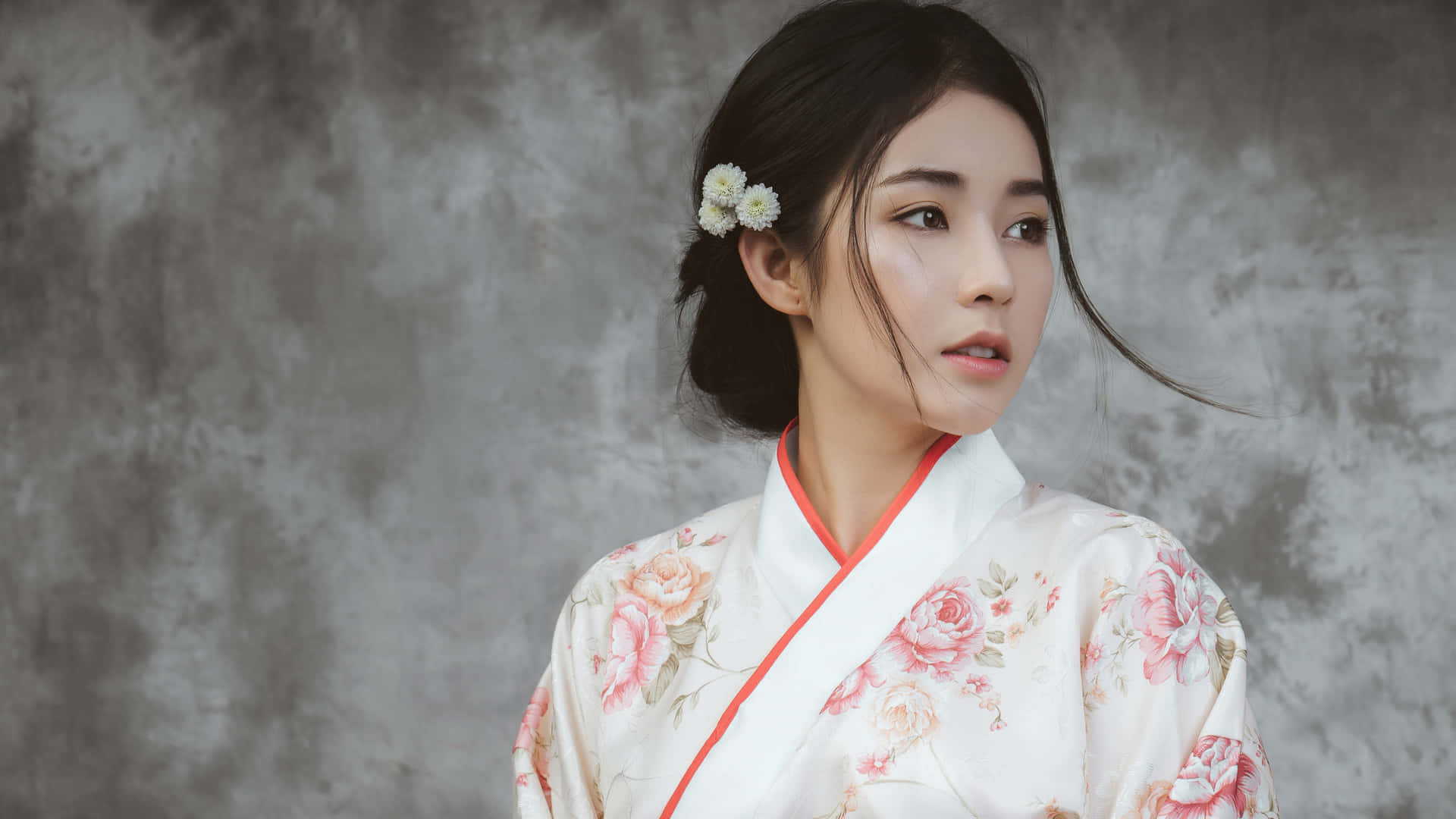 Download Caption: Japanese Women in Kimono Wallpaper
