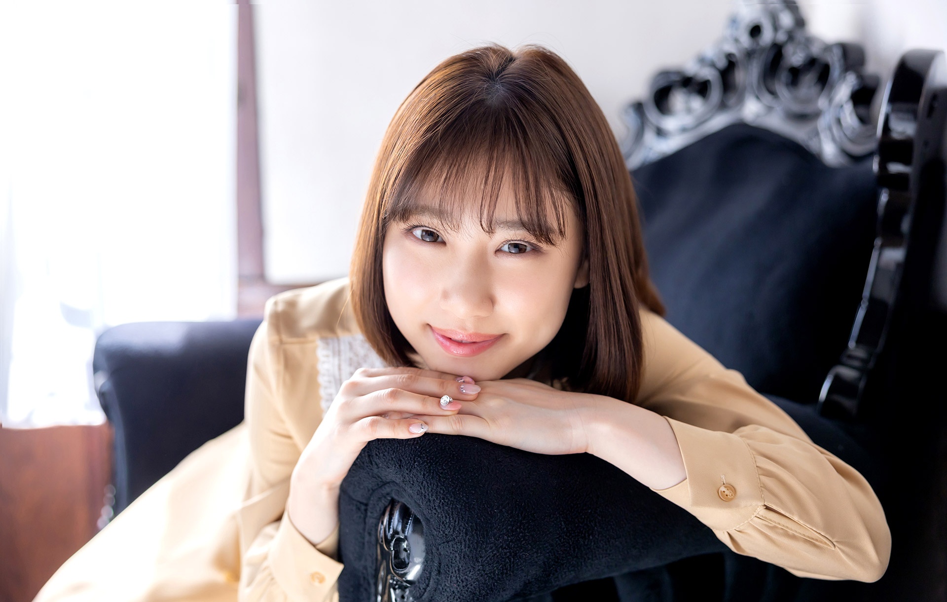 wallpaper Japanese, Yuuri Adachi, Sofa